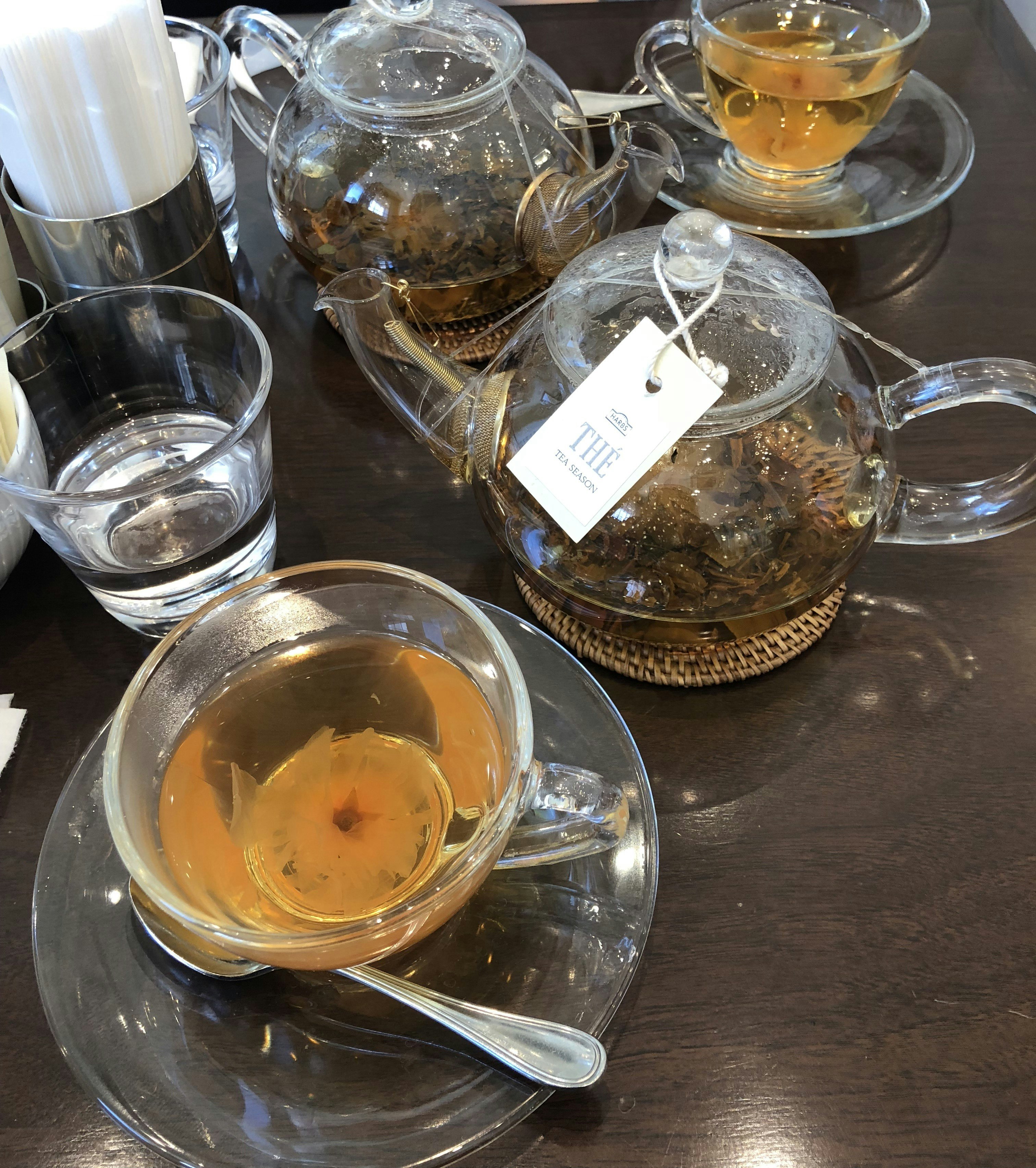 摆放玻璃茶壶和茶杯的茶桌