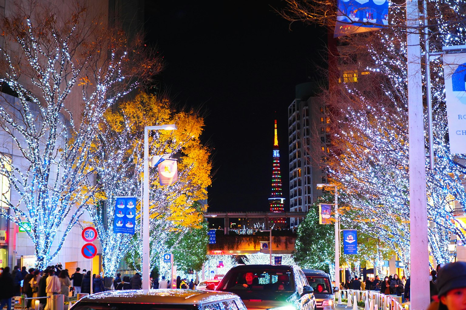 夜間街道的燈光和東京塔在背景中