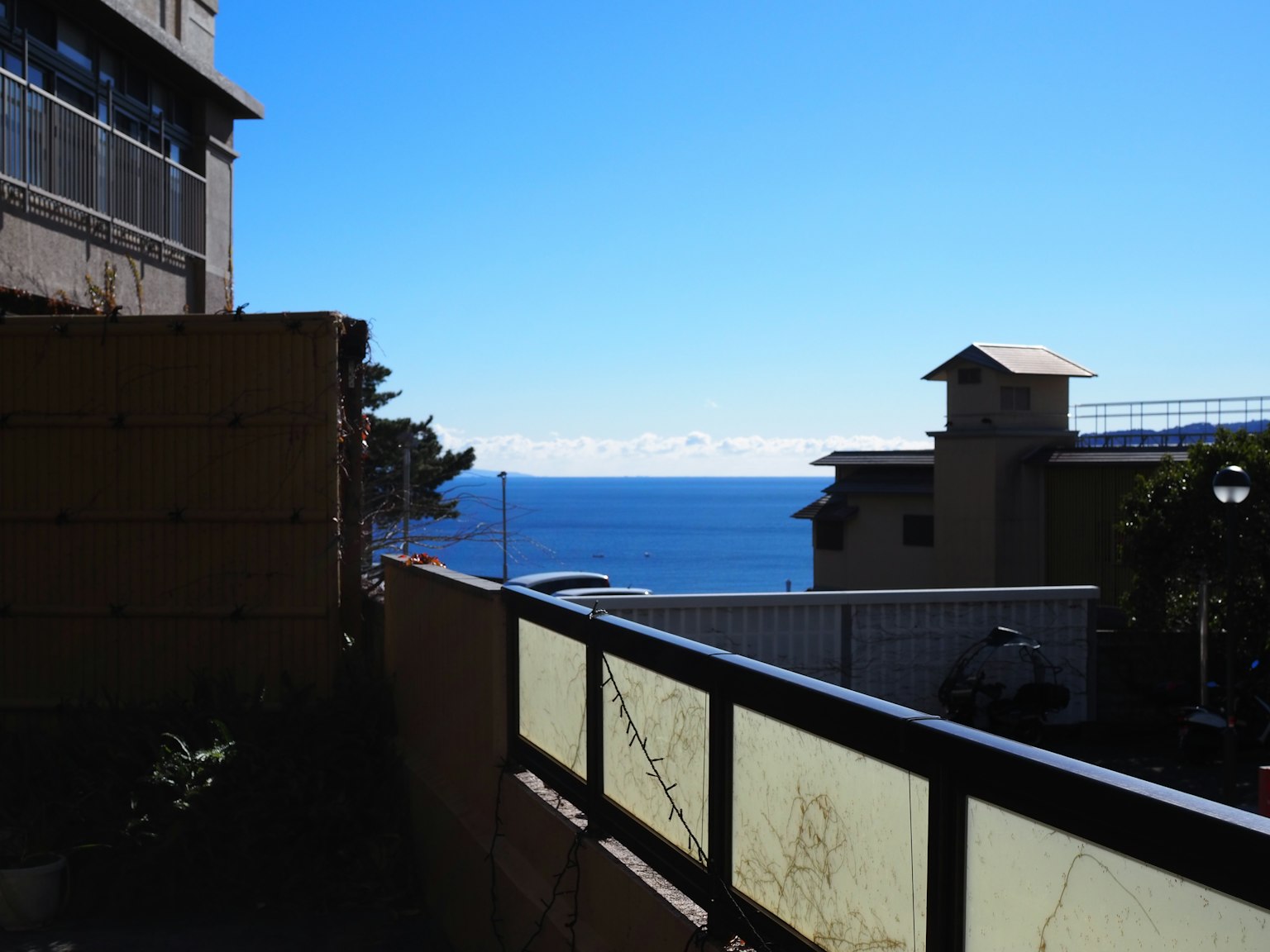 Balkonblick auf das Meer mit klarem blauen Himmel