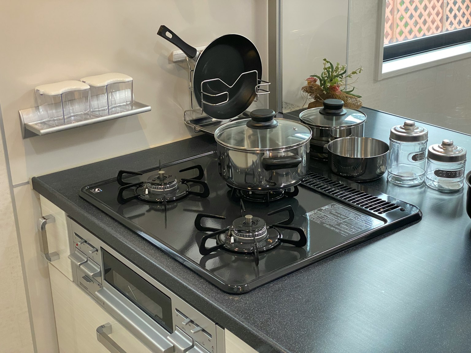 Une cuisine moderne avec une cuisinière à gaz et divers ustensiles de cuisine