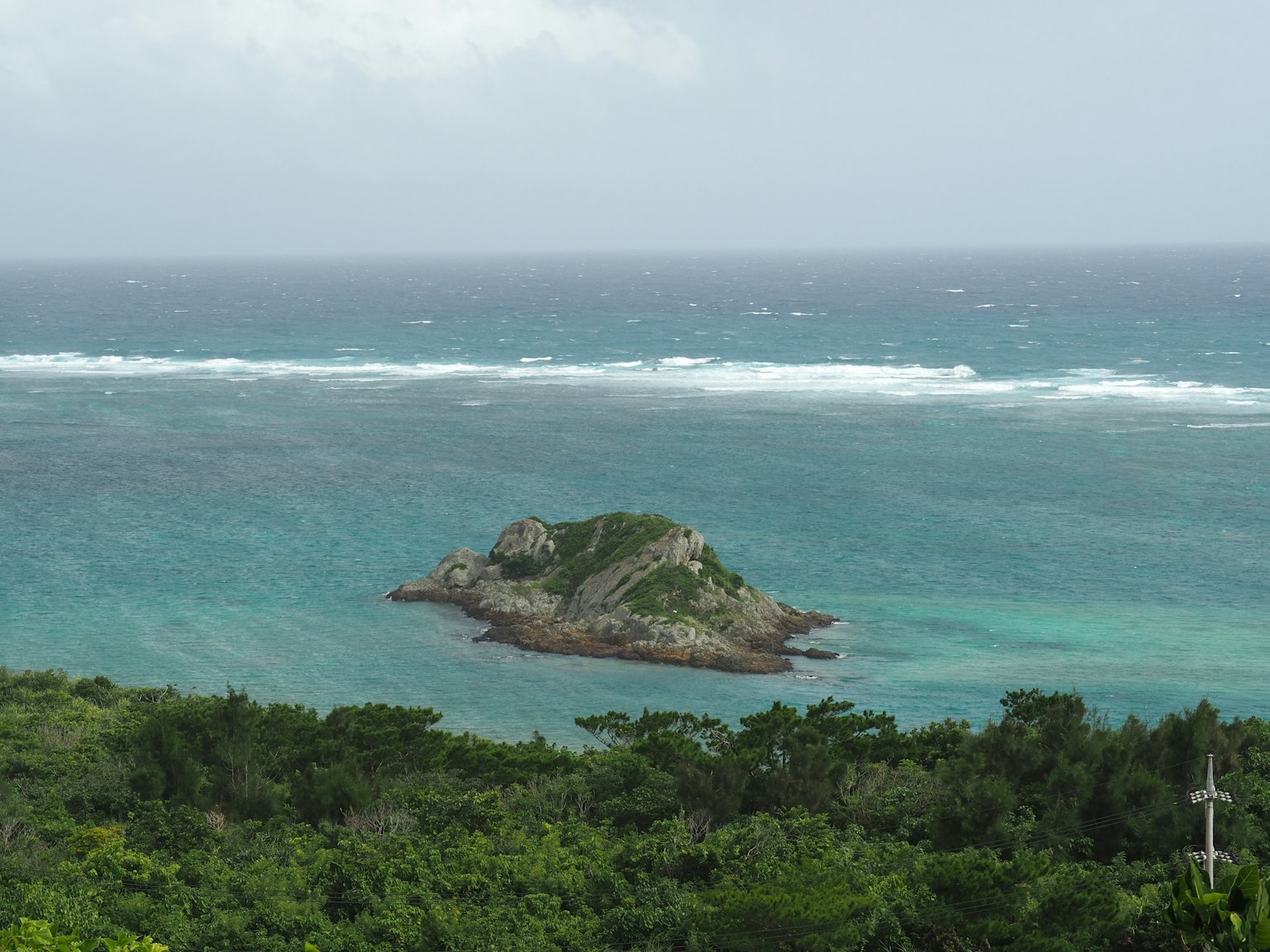 Vista panoramica di una piccola isola circondata da un oceano blu