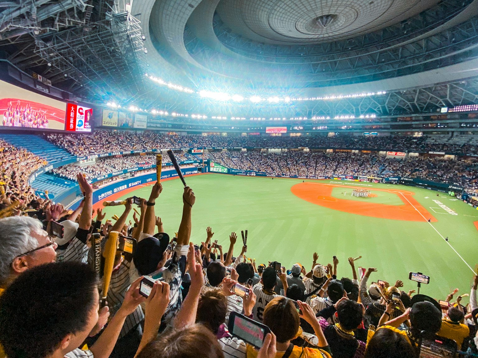 Foule applaudissant lors d'un match de baseball dans un stade