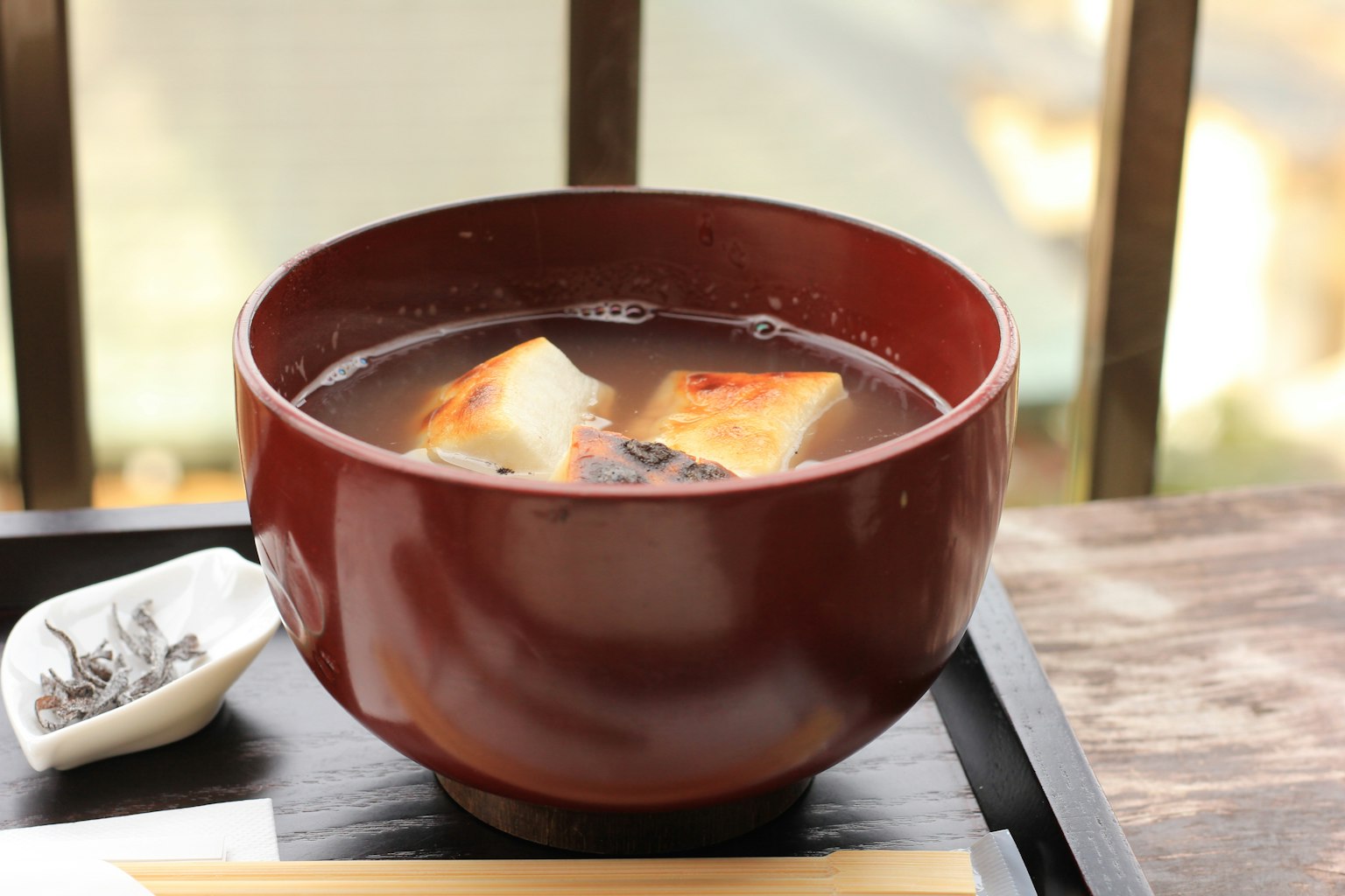 Sopa de miso caliente con tofu en un tazón rojo