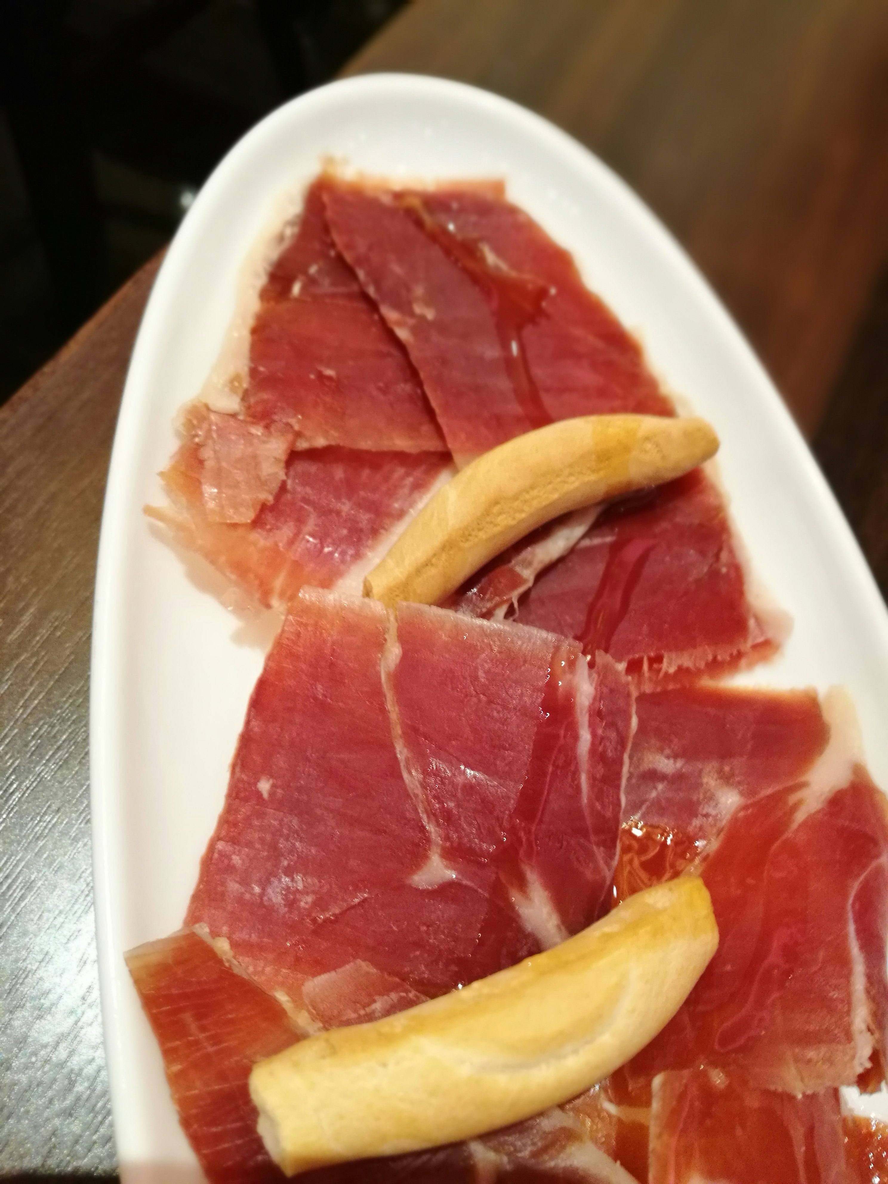 盤中義式火腿配蒜的特寫