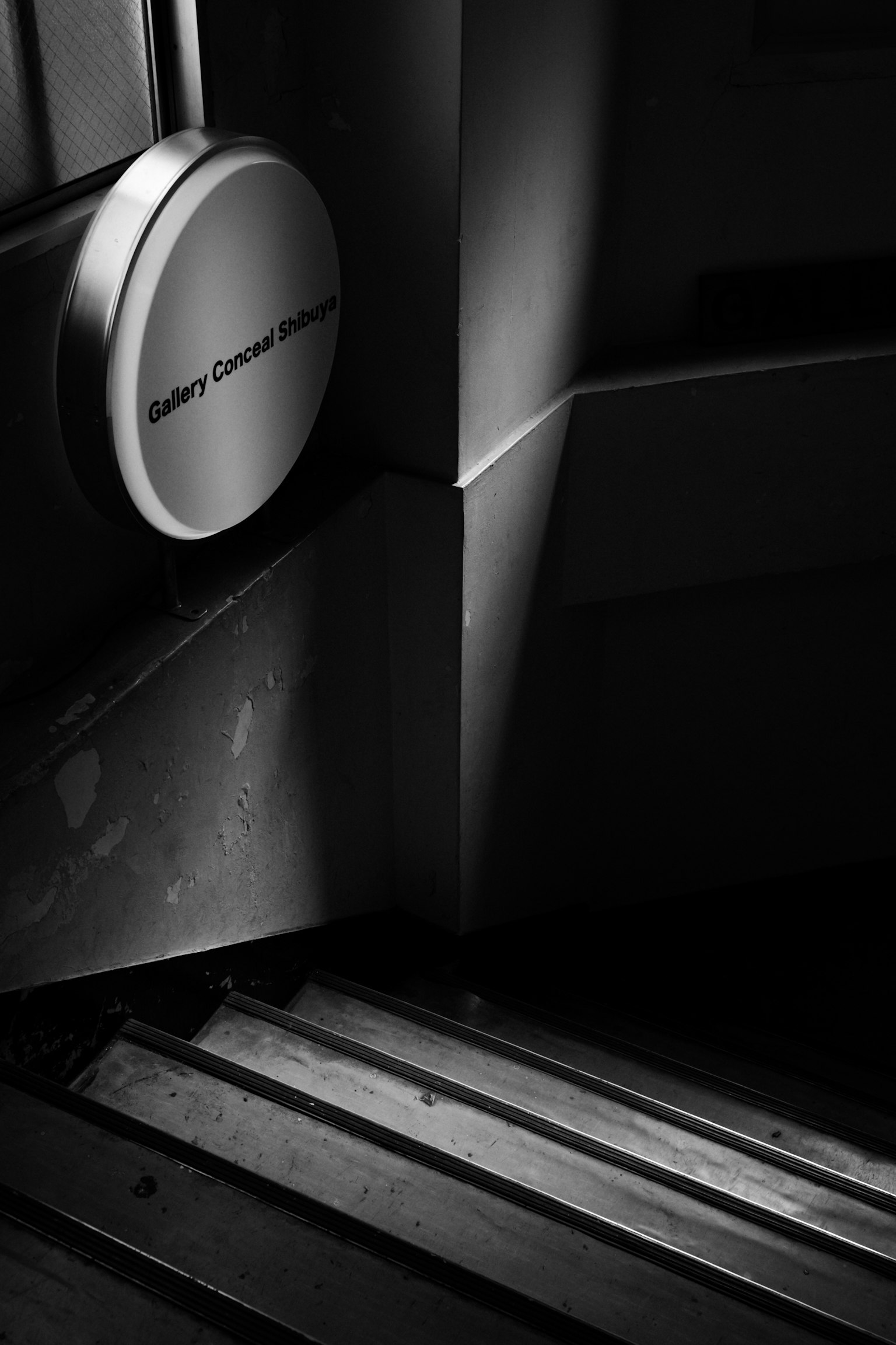 Image en noir et blanc montrant le contraste des ombres et de la lumière sur des escaliers