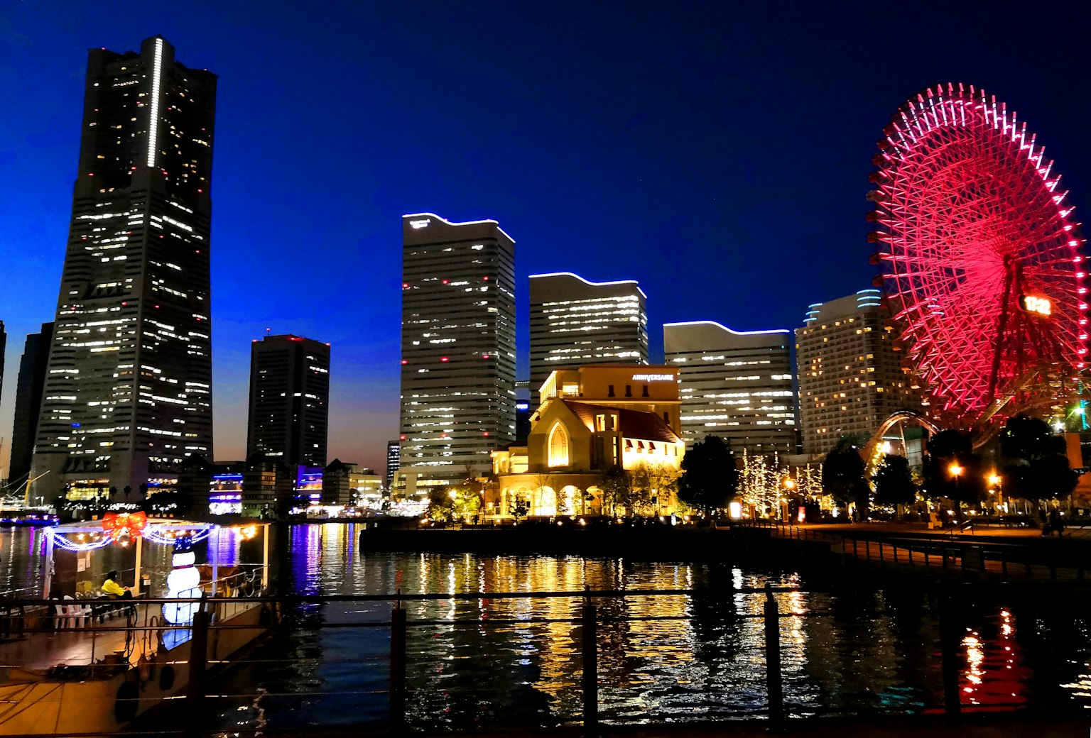 Hermoso paisaje urbano nocturno de Yokohama con una noria