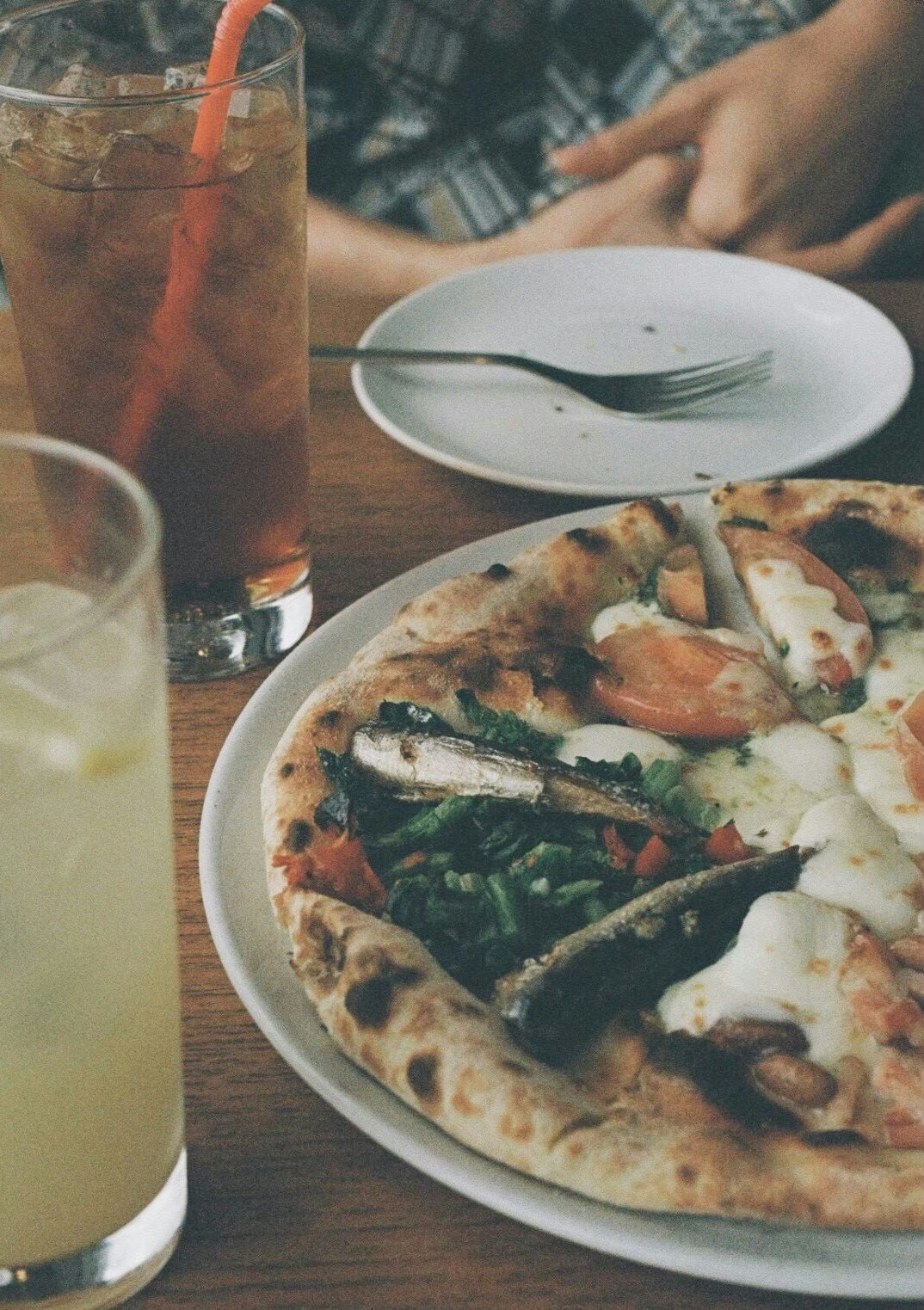 pizza et boissons sur une table en bois