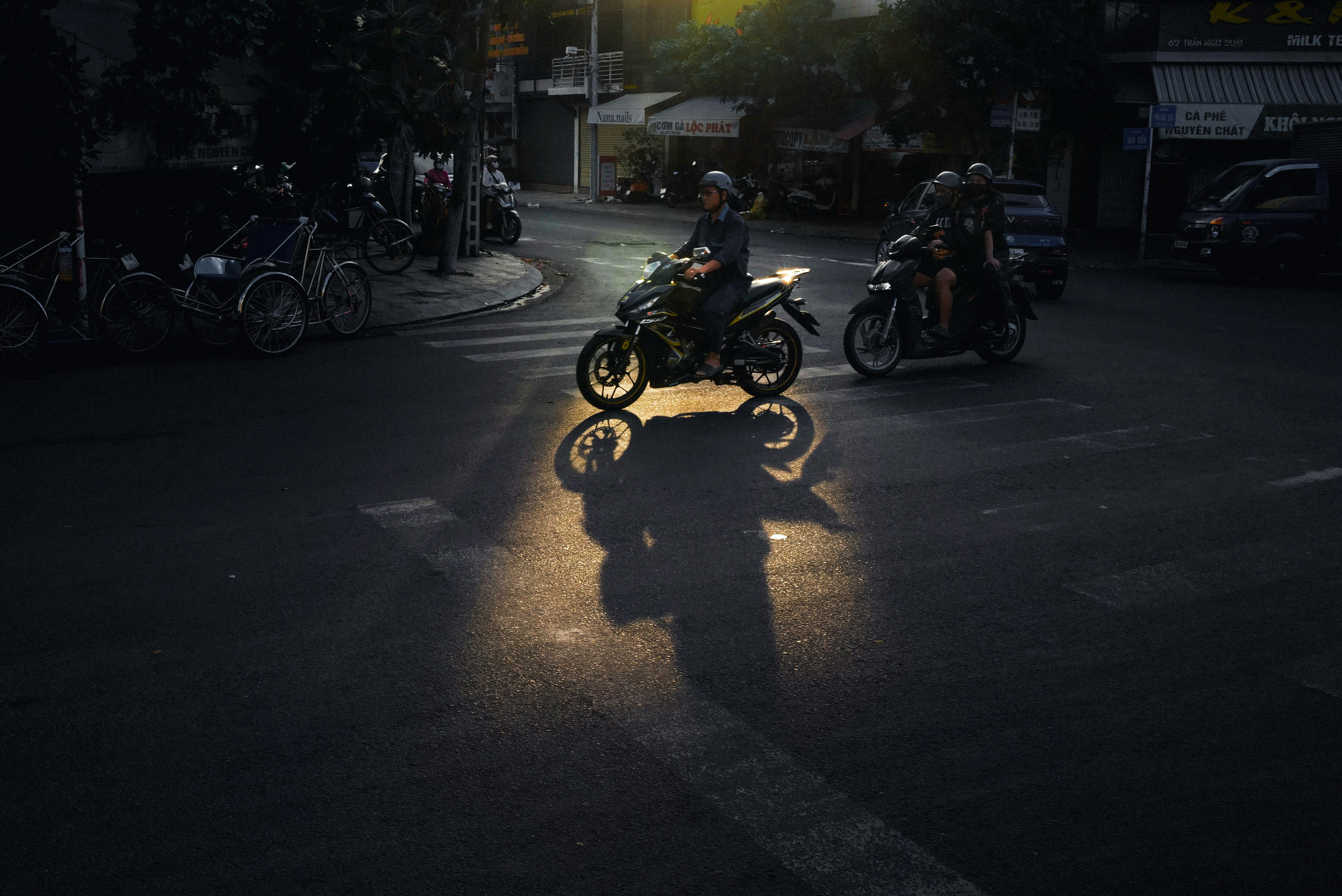 夜の路地で並ぶバイクと自転車のある街角