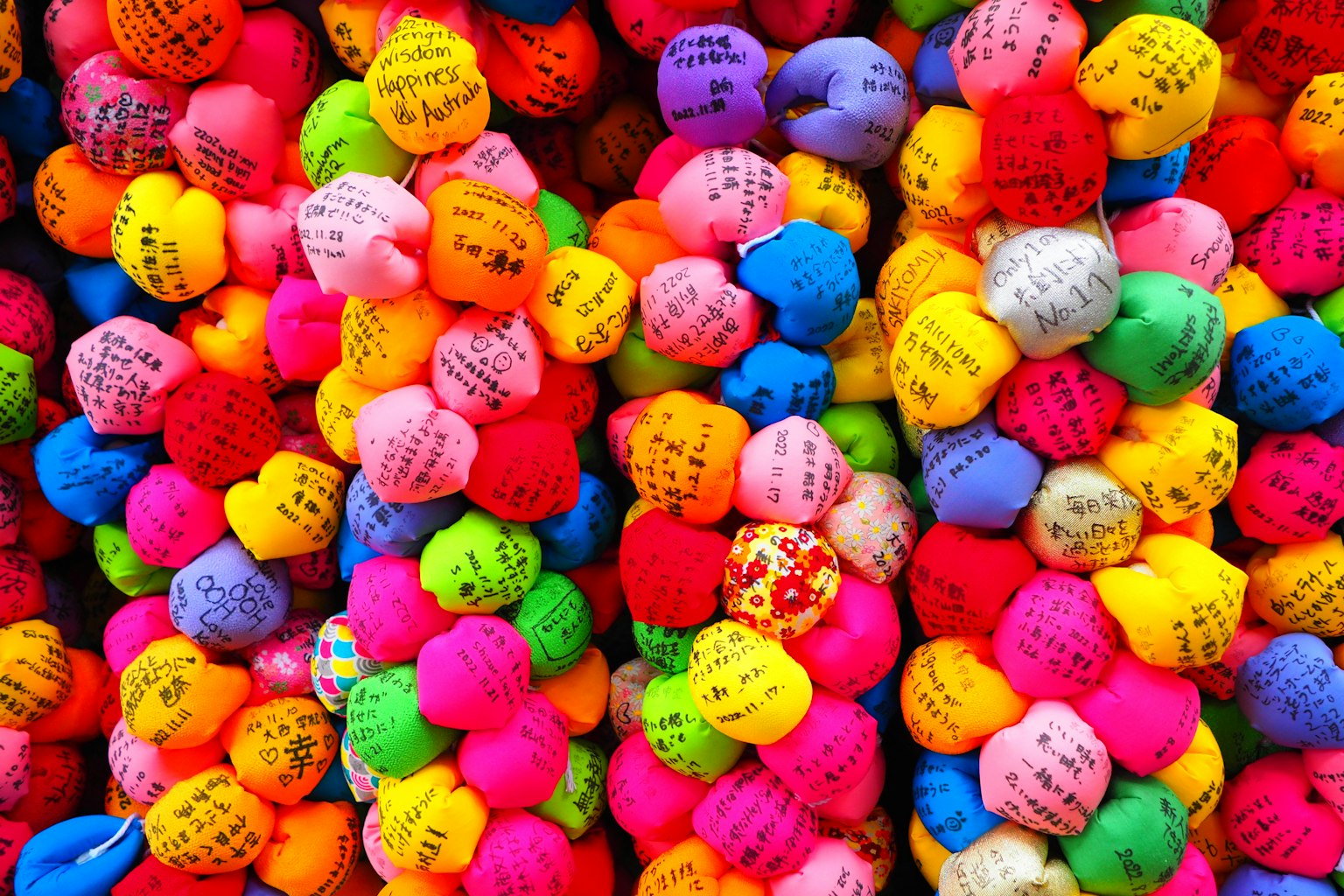 Palline di lana colorate impilate in motivi vivaci