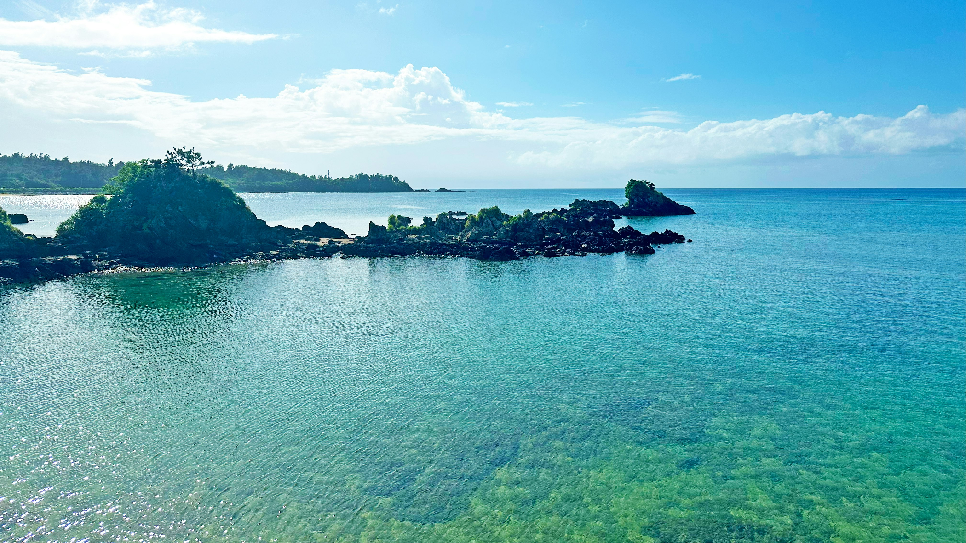 青い海と小さな島々が広がる海岸の風景