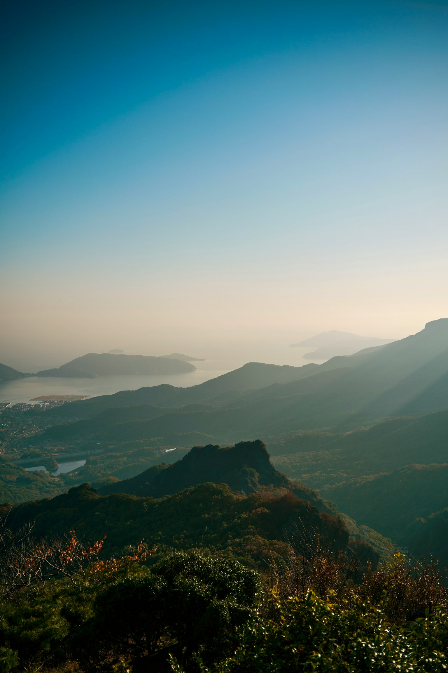 Vue panoramique de montagnes lointaines avec un ciel bleu dégradé