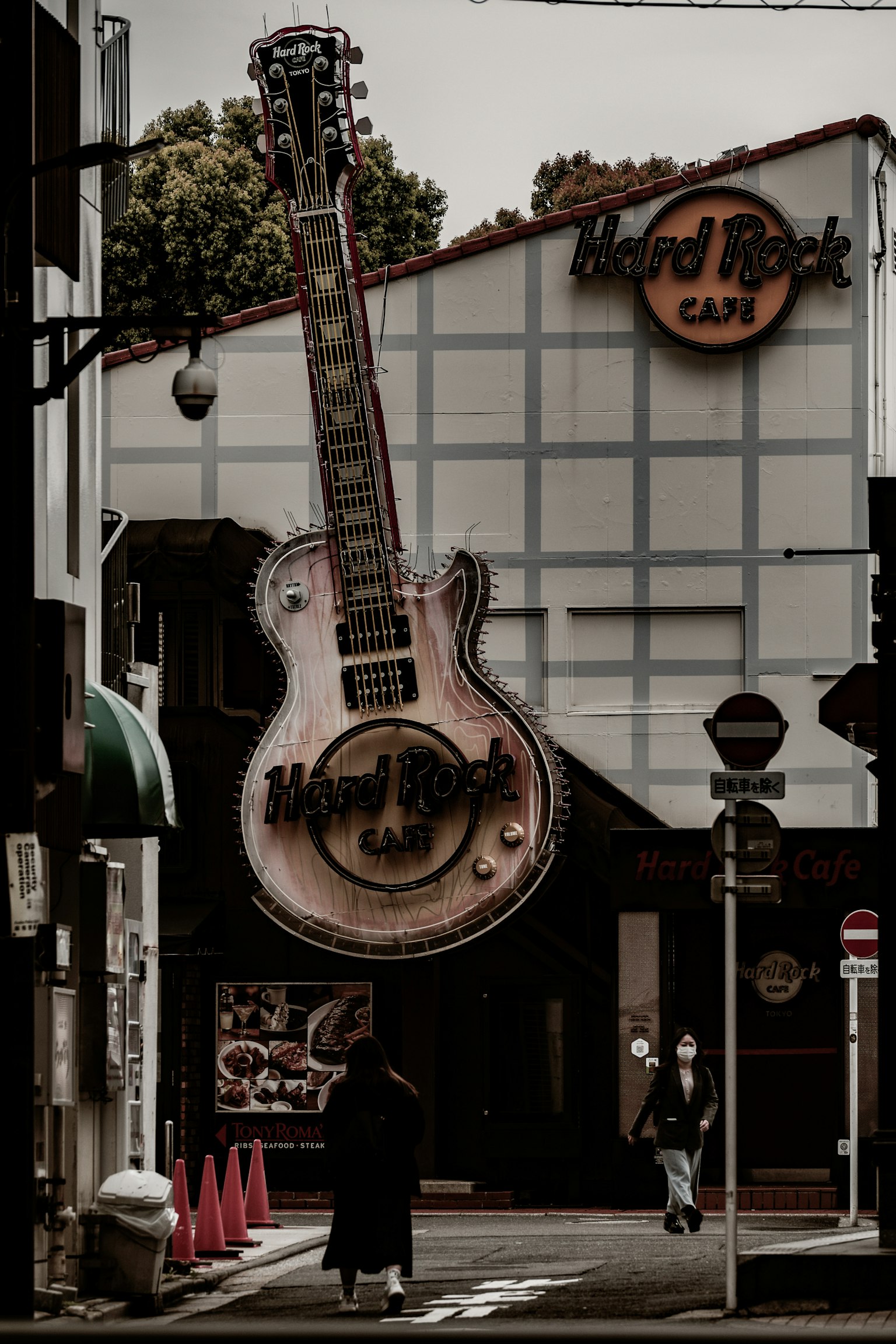 Insegna a forma di chitarra gigante del Hard Rock Cafe con negozio