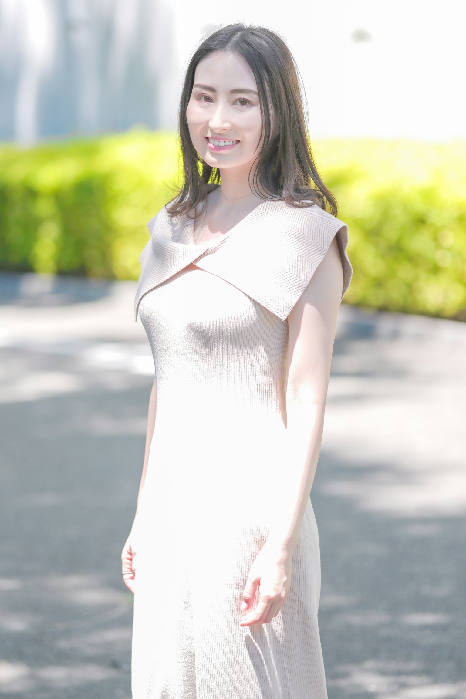 Una donna sorridente in un bel vestito in un ambiente esterno luminoso