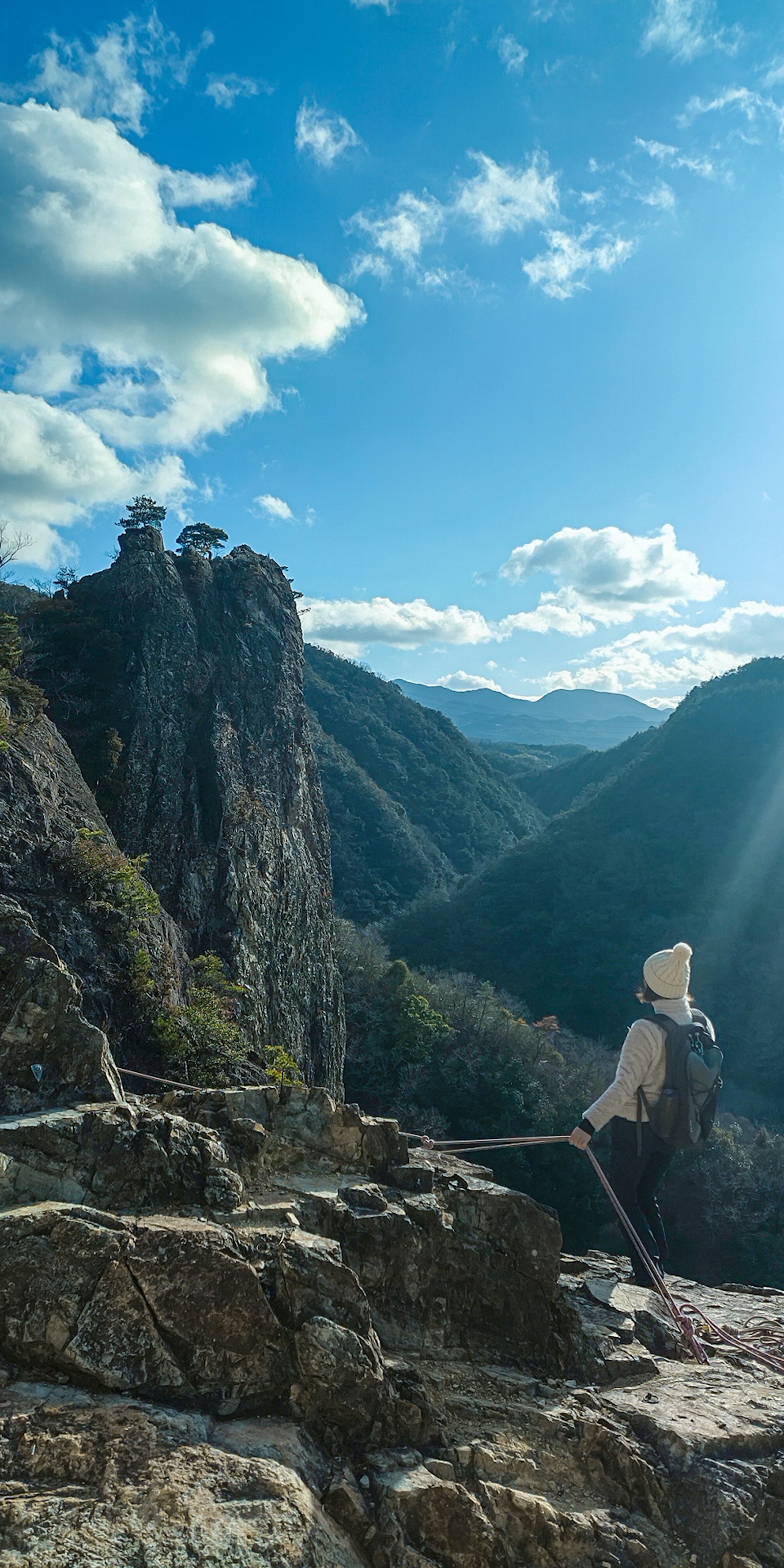 站在雄偉山脈前的登山者輪廓