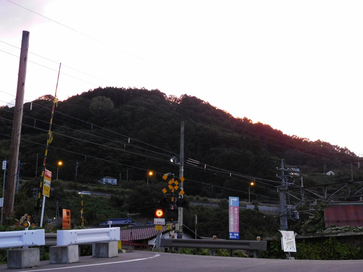 黄昏时分的山景和道路交叉口及电线杆的风景