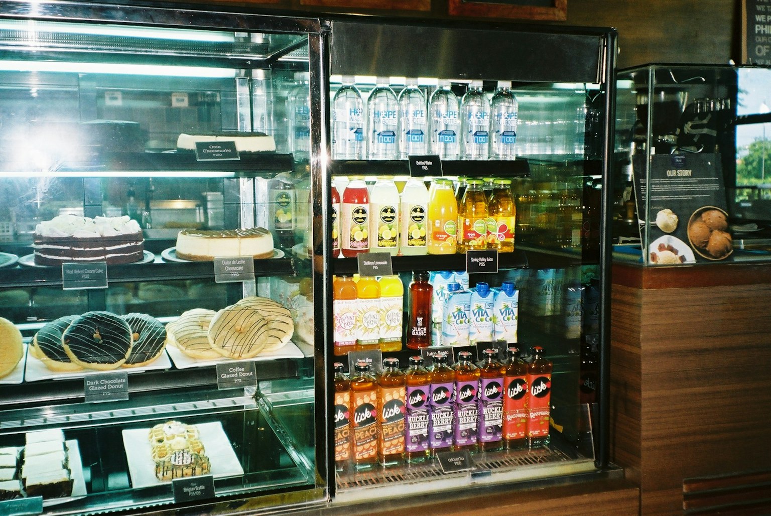 展示柜内有蛋糕和饮料