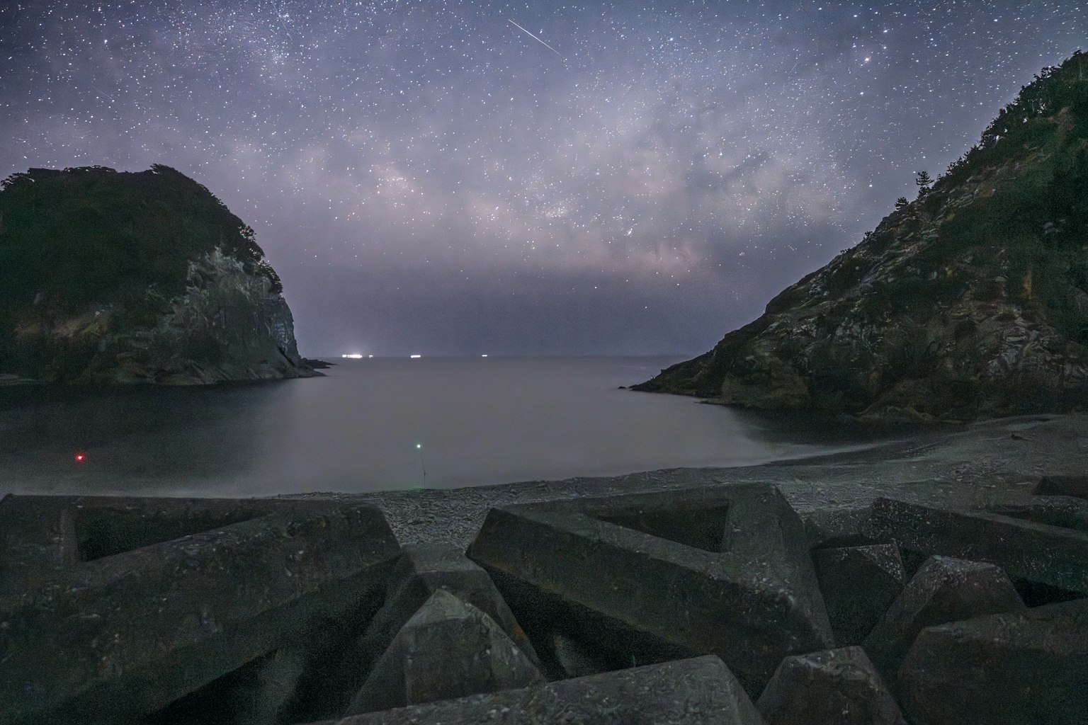 星空下的海岸景观前景有混凝土块