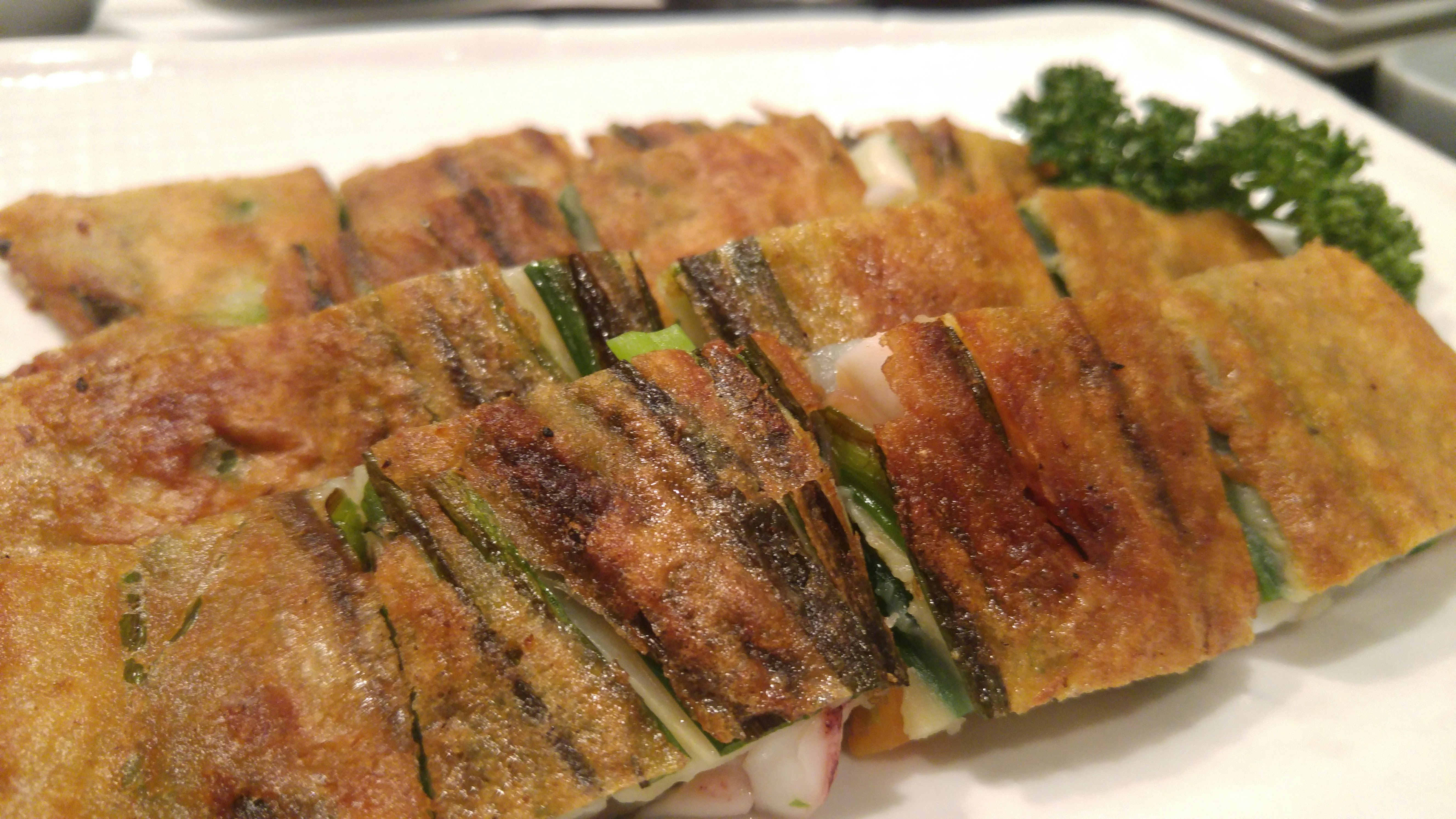 lumpia chiên cắt lát kèm trang trí