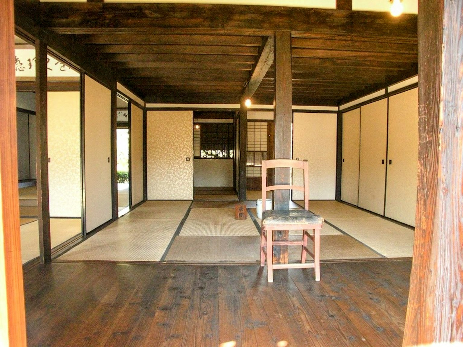 Interior Jepang tradisional dengan pilar kayu lantai tatami kursi sederhana dan layar shoji