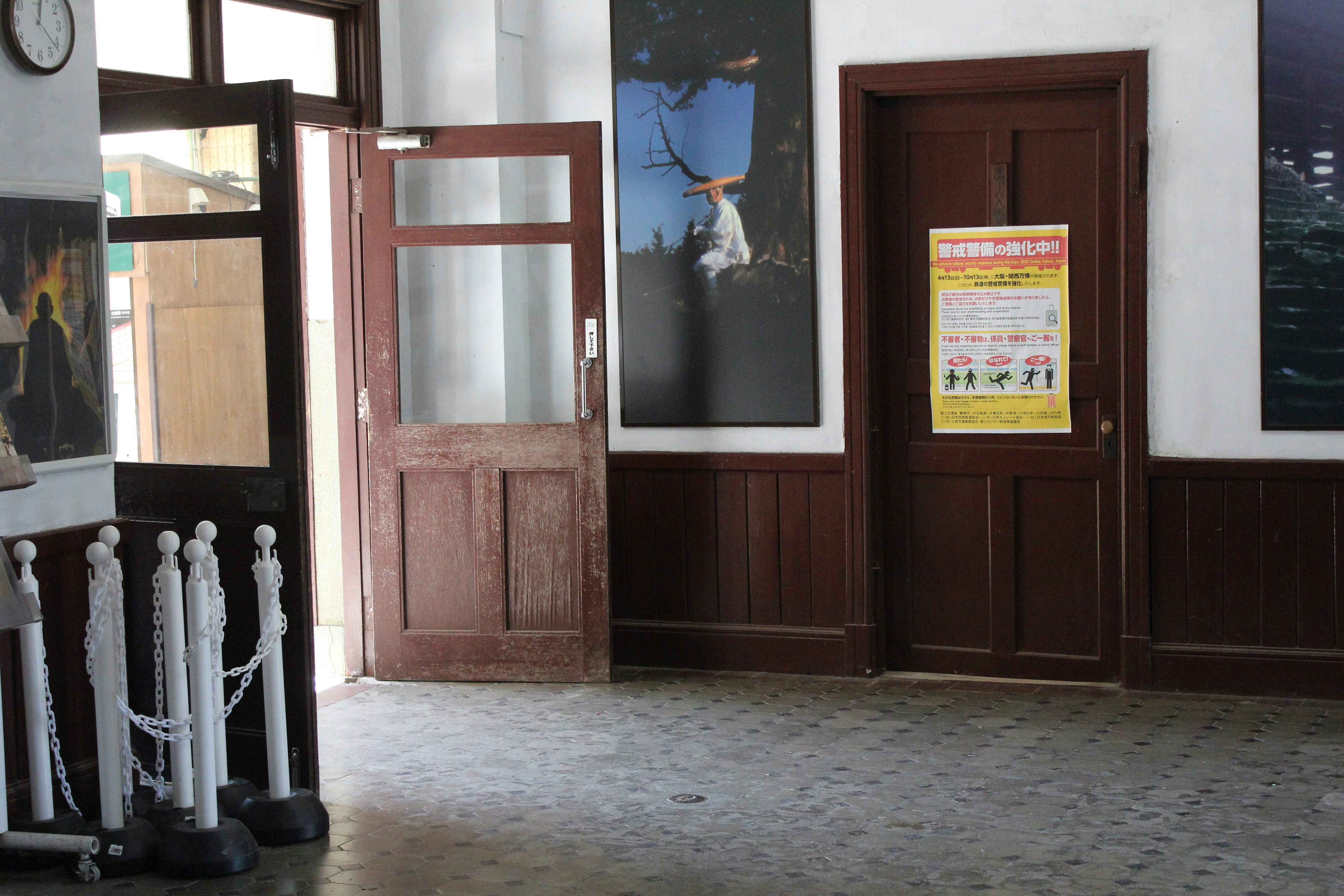 Ingresso e avvisi affissi al terminal della funivia del Monte Hiei