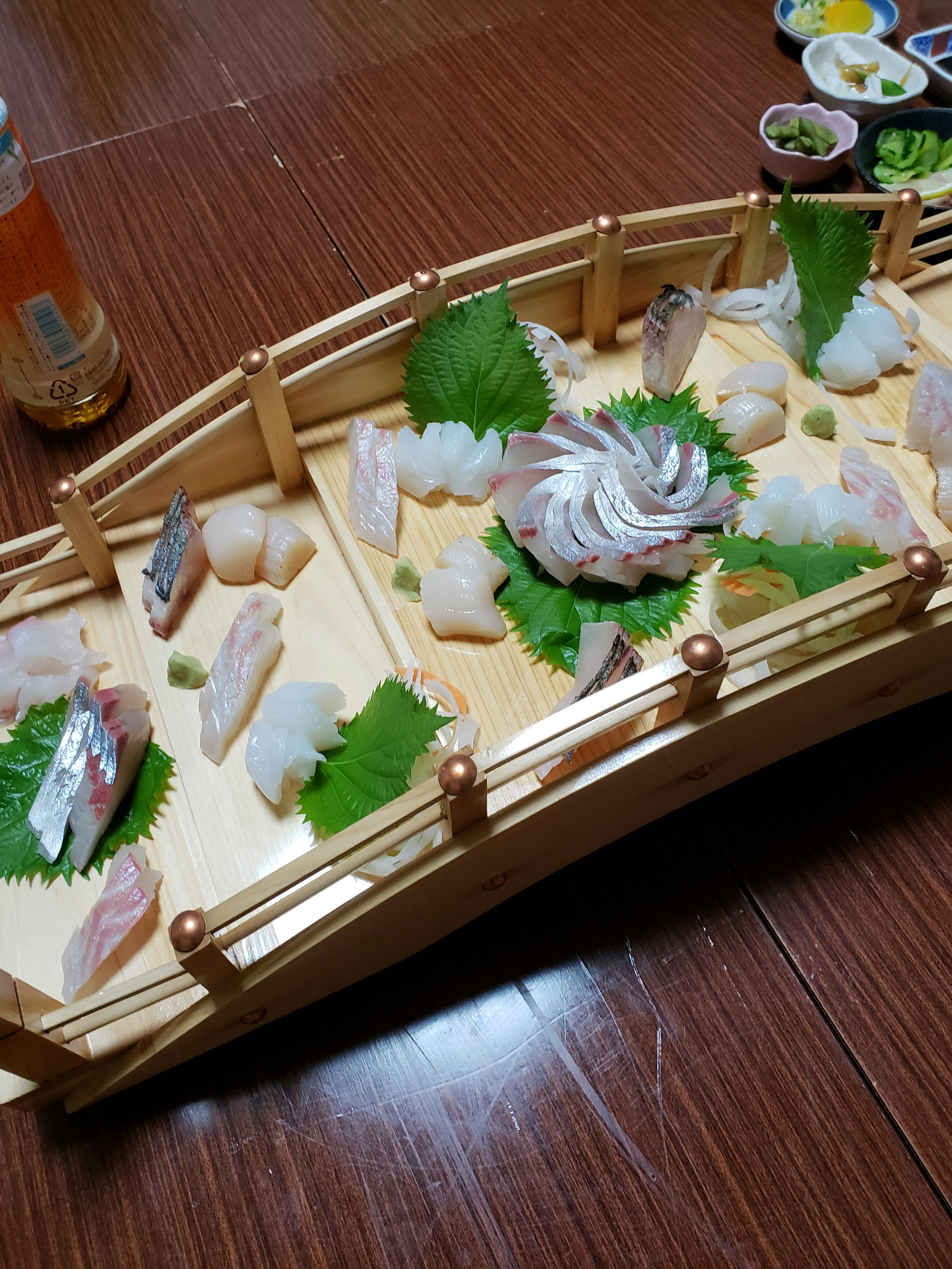 木托盤上的日式裝飾擺件