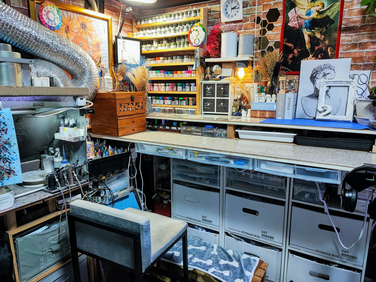 藝術工作室內部五彩繽紛的油漆架整齊的工作空間創意氛圍