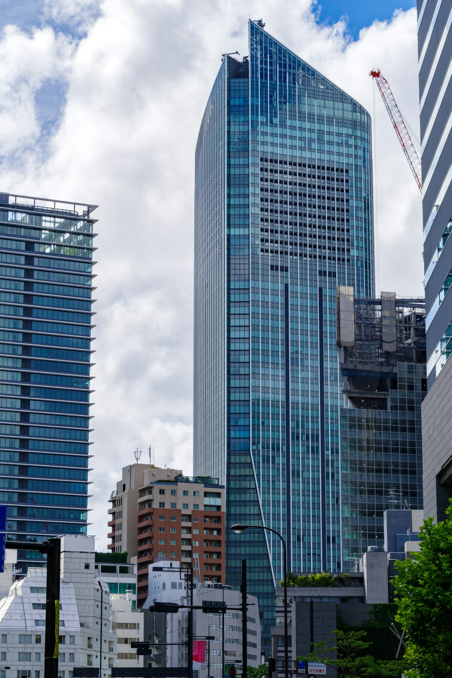 現代摩天大樓與藍天的城市風景