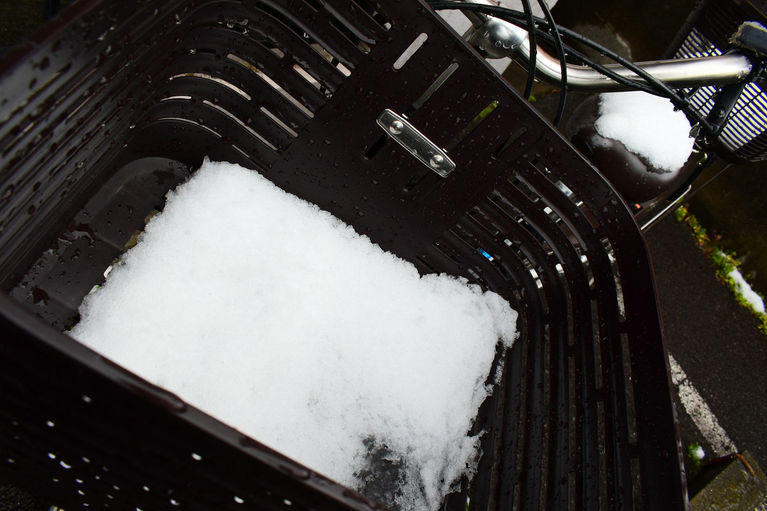 Neige empilée dans un panier de vélo