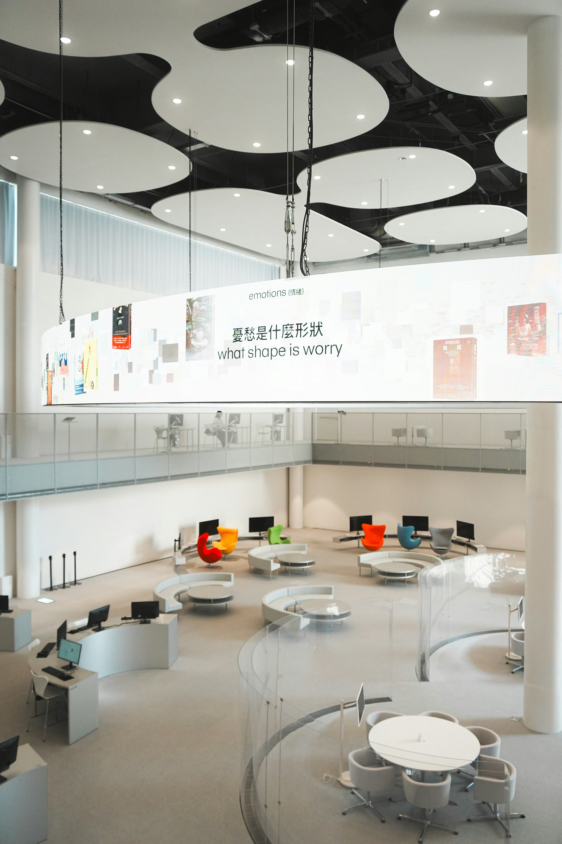 白い展示空間に並ぶテーブルと照明器具