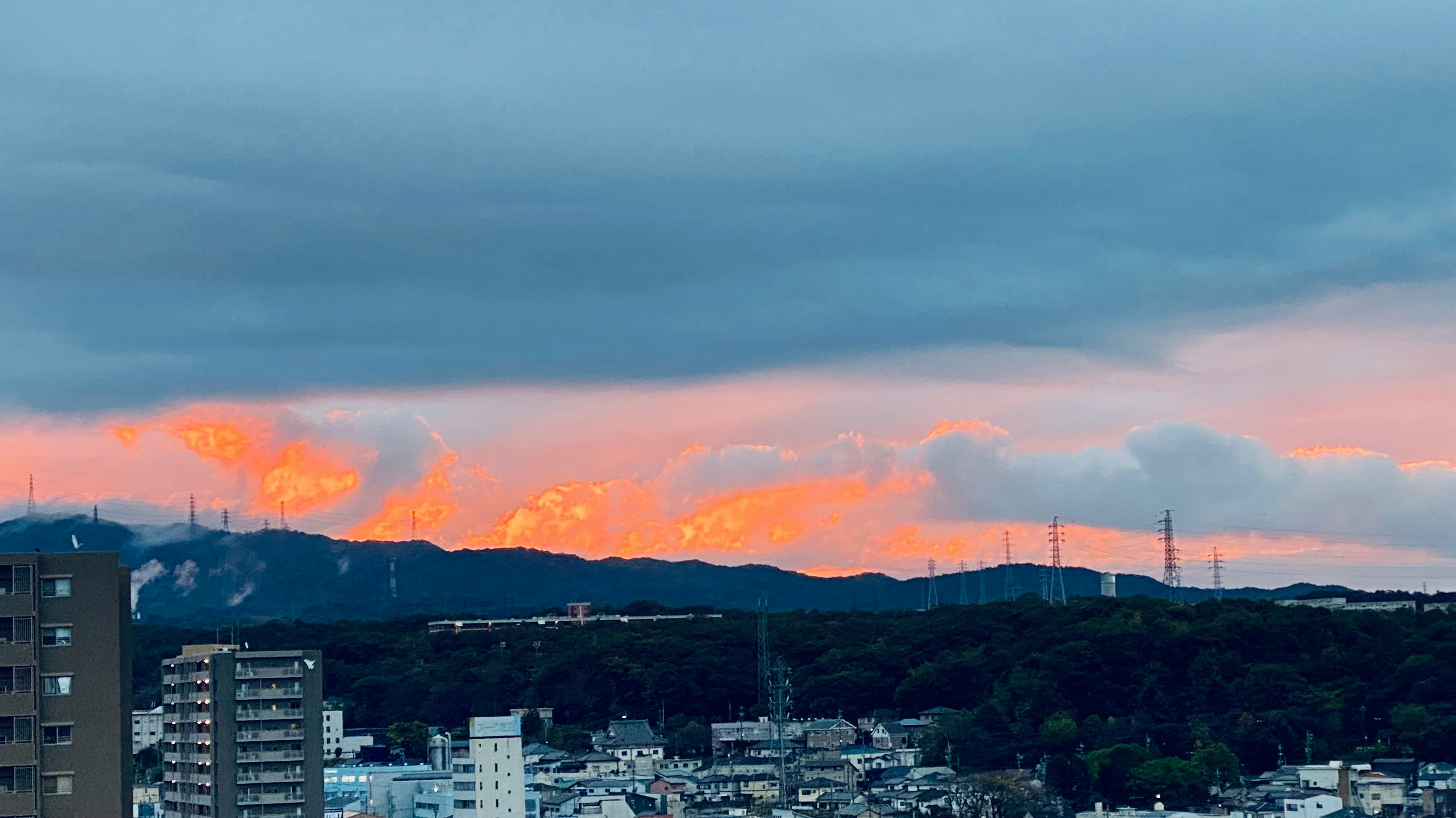 夕焼けの空と街並みを見下ろす眺望