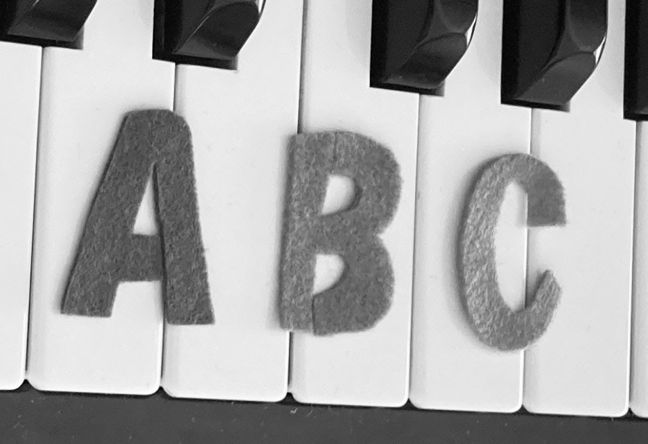 白色键盘上“ABC”字母的特写