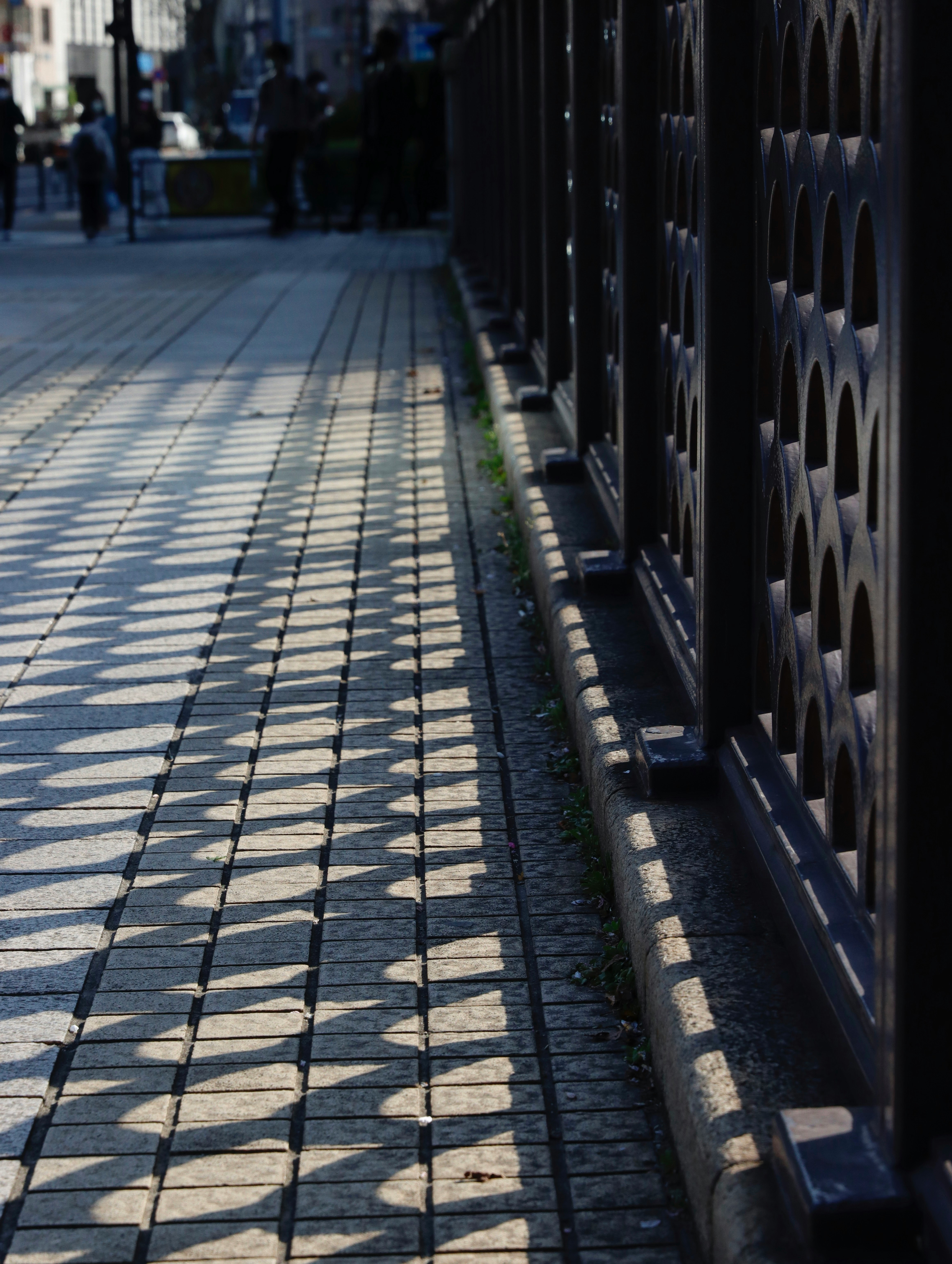 石畳の路地とアーチ状の壁の並ぶ歩道