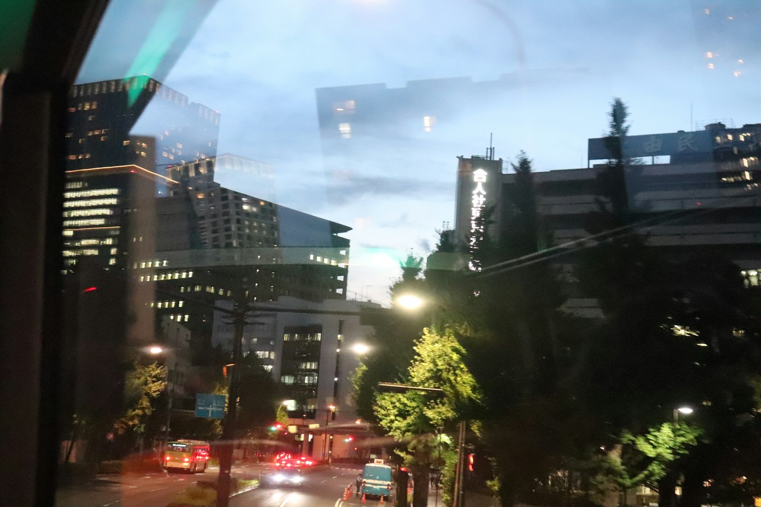 黄昏时的城市风景 高楼大厦和路灯