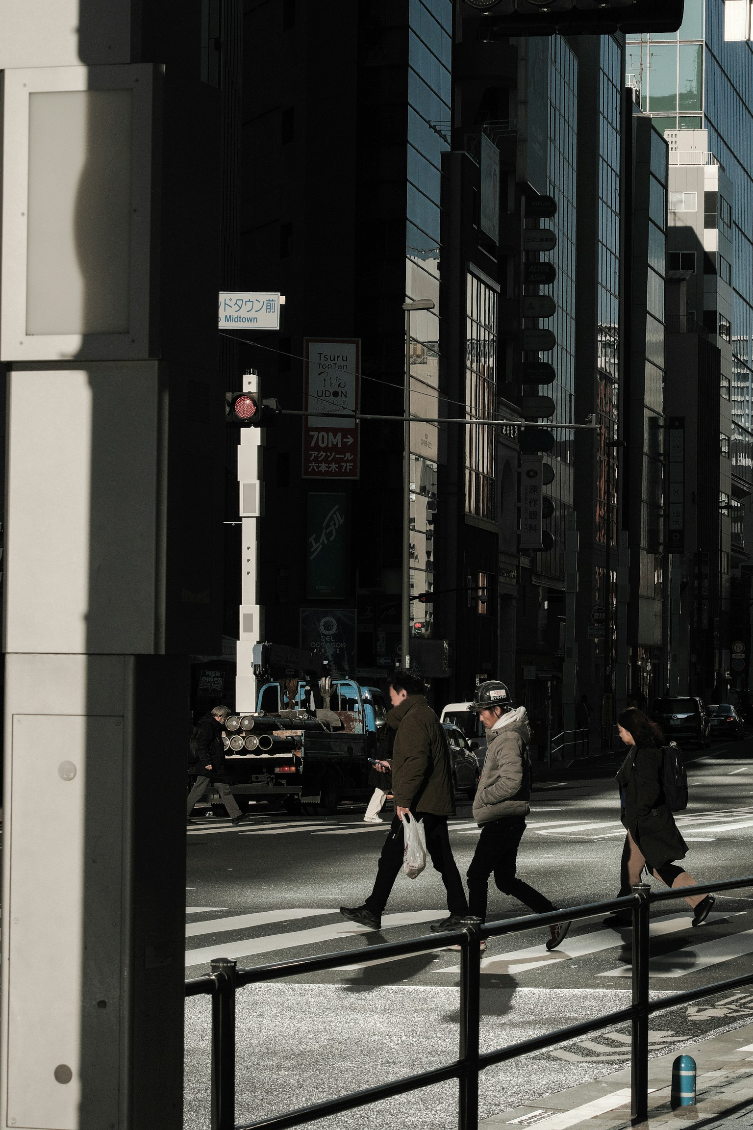 Immagine di persone che attraversano una strada a un incrocio urbano