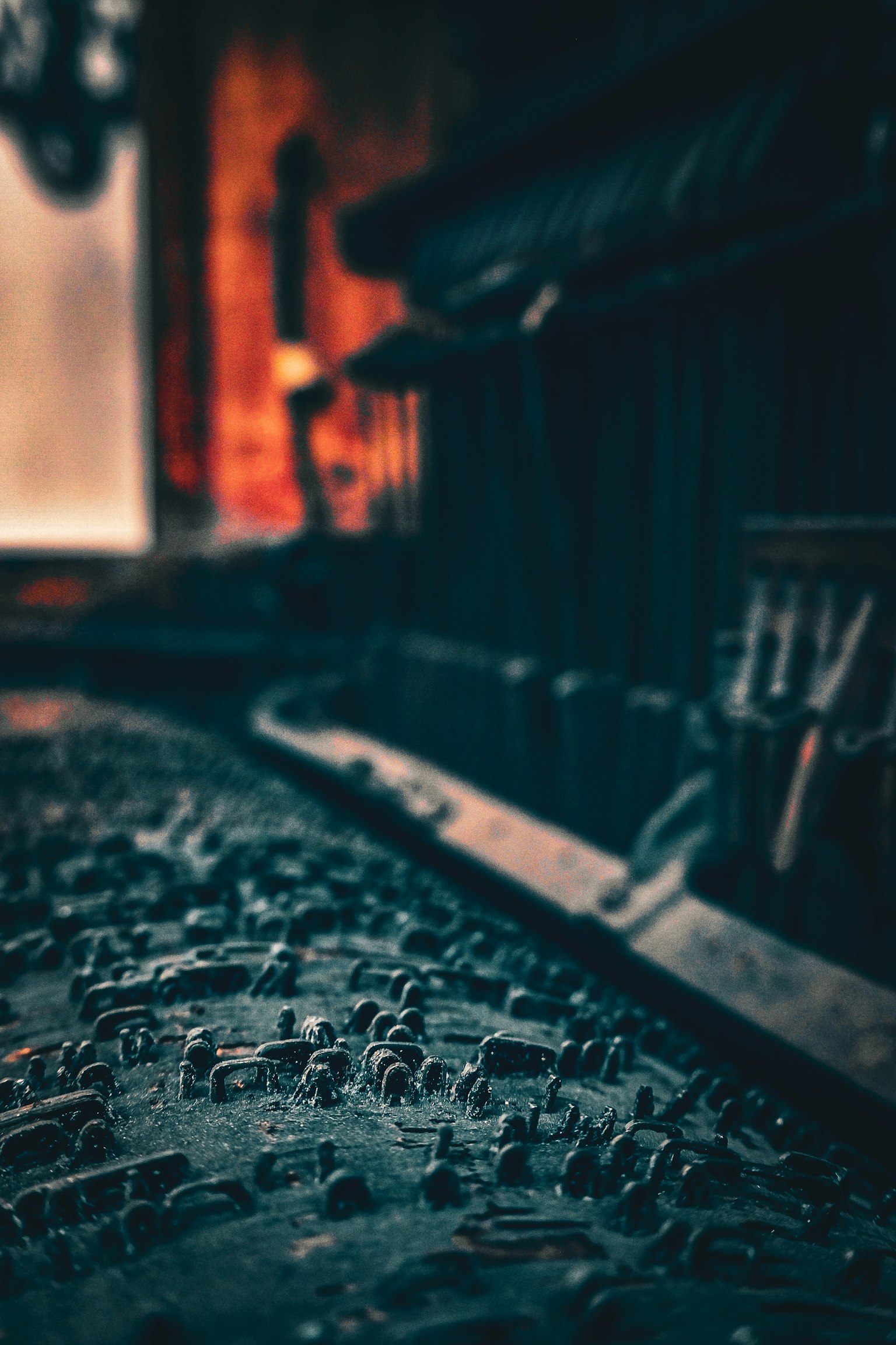 暗い背景に古い印刷機の部品が並ぶ様子