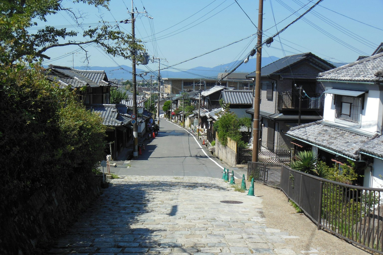 寧靜的日本街道景觀與晴朗的藍天