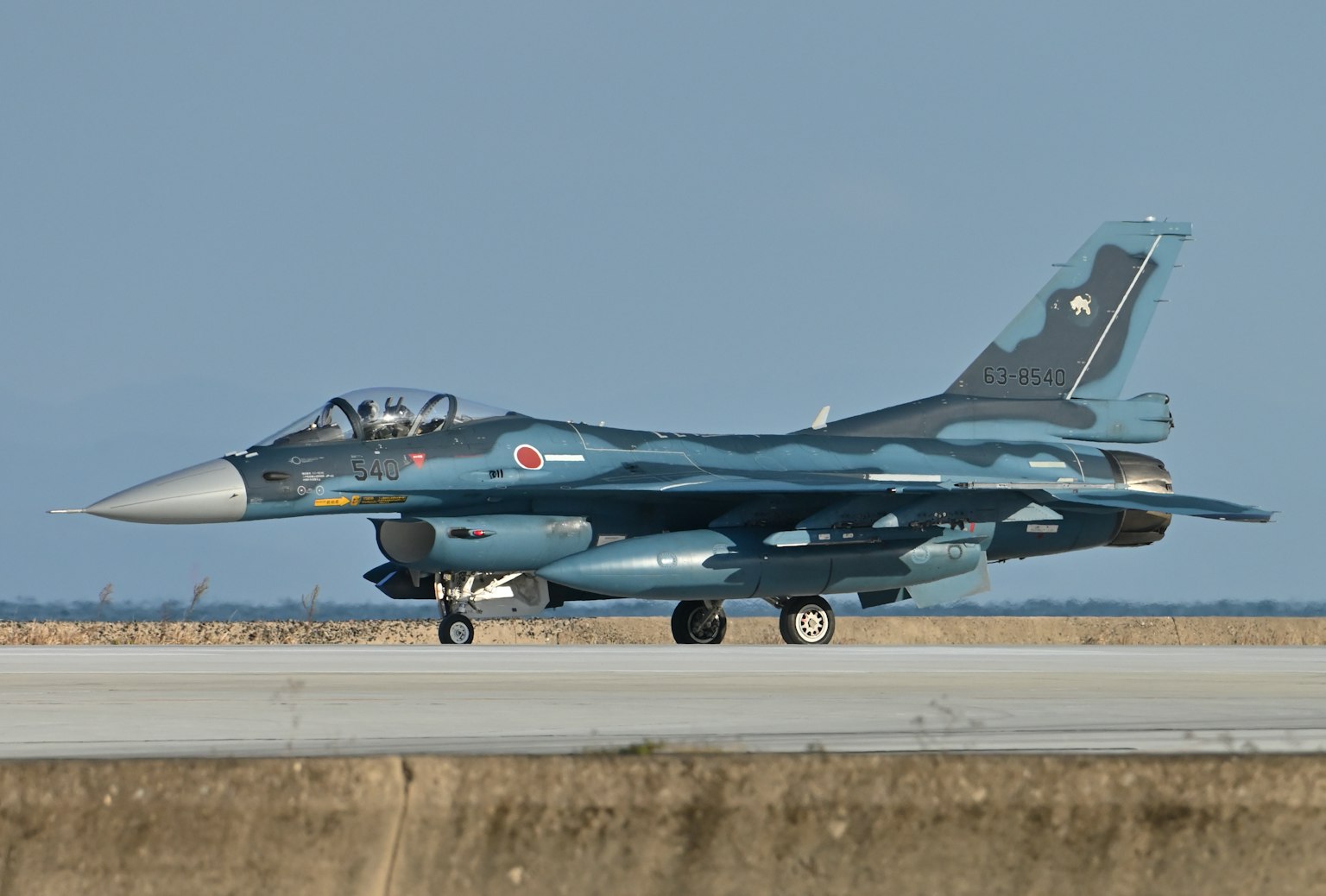 일본 F-2 전투기가 활주로에서 이동 중