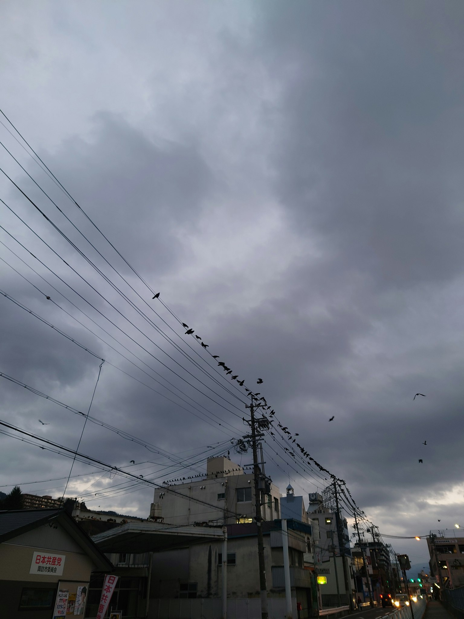 Städtische Szene mit dunklen Wolken und Stromleitungen