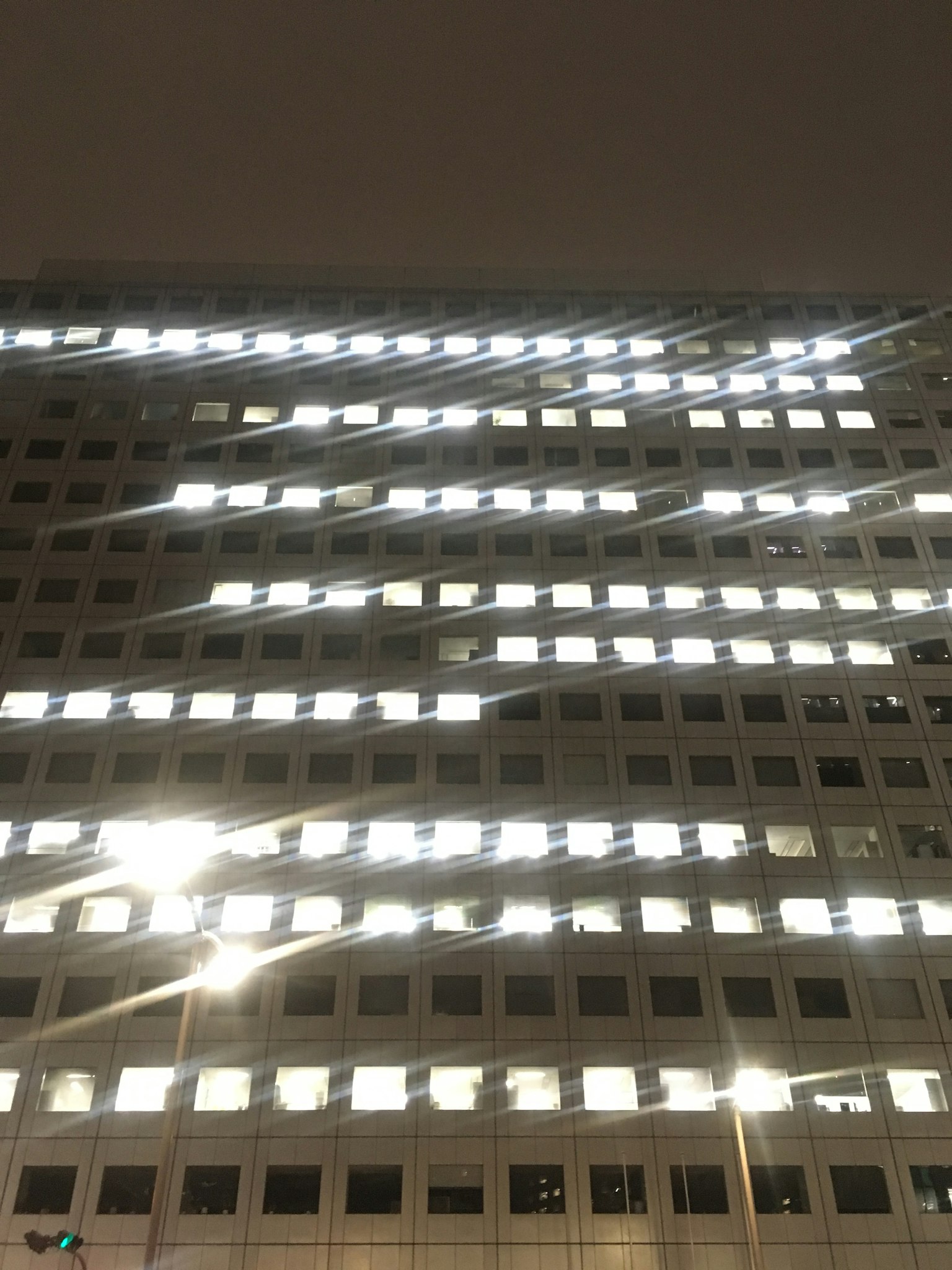 Beleuchtete Fenster eines Gebäudes bei Nacht
