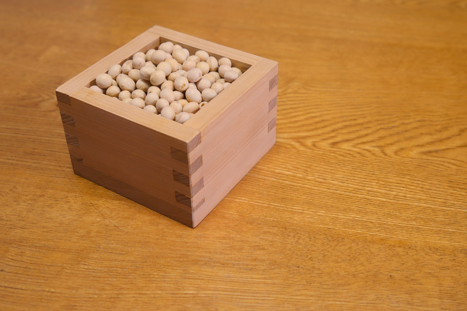 Caja de madera llena de bolas blancas