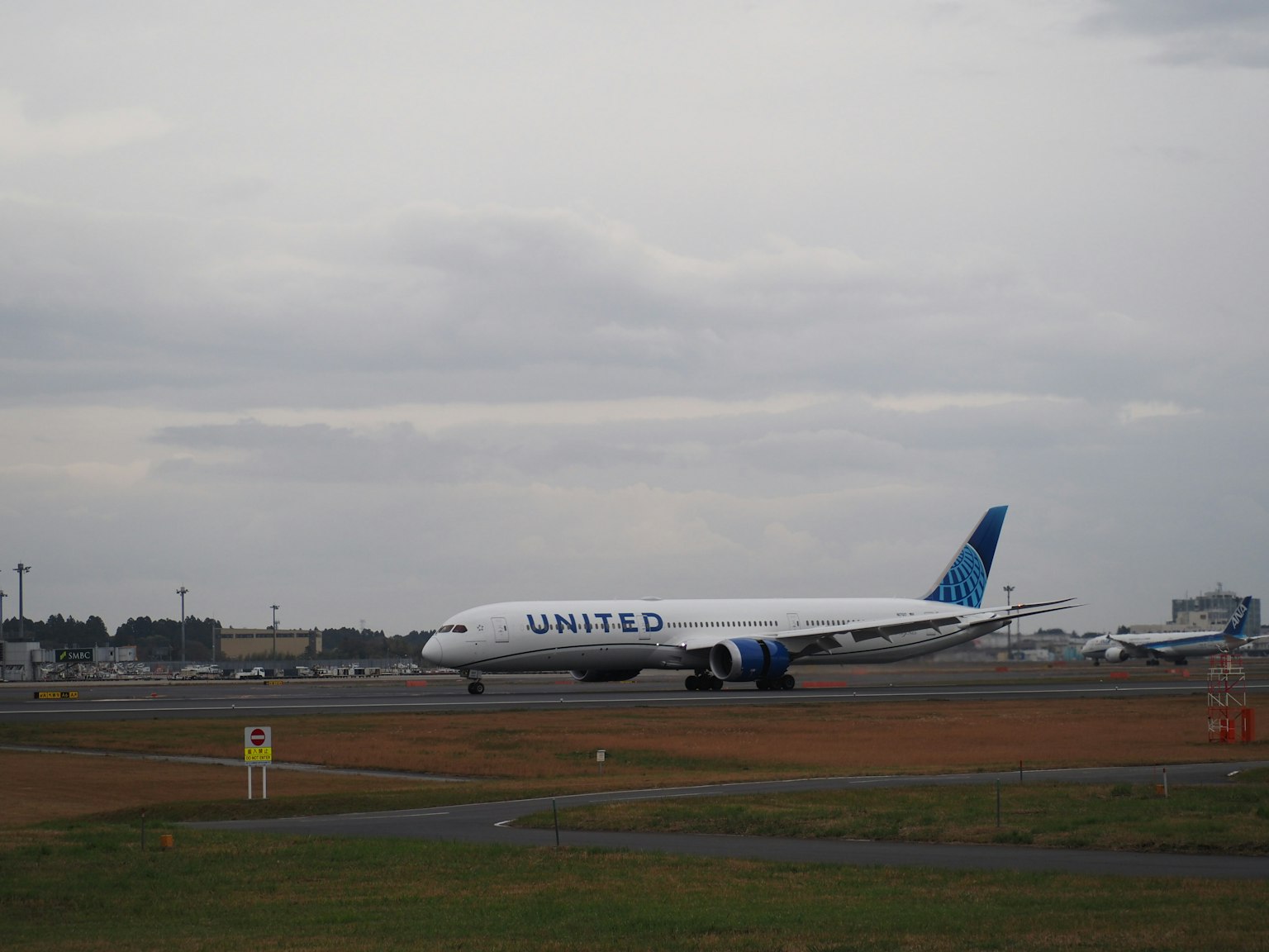 Pesawat United Airlines sedang bergerak di landasan bandara