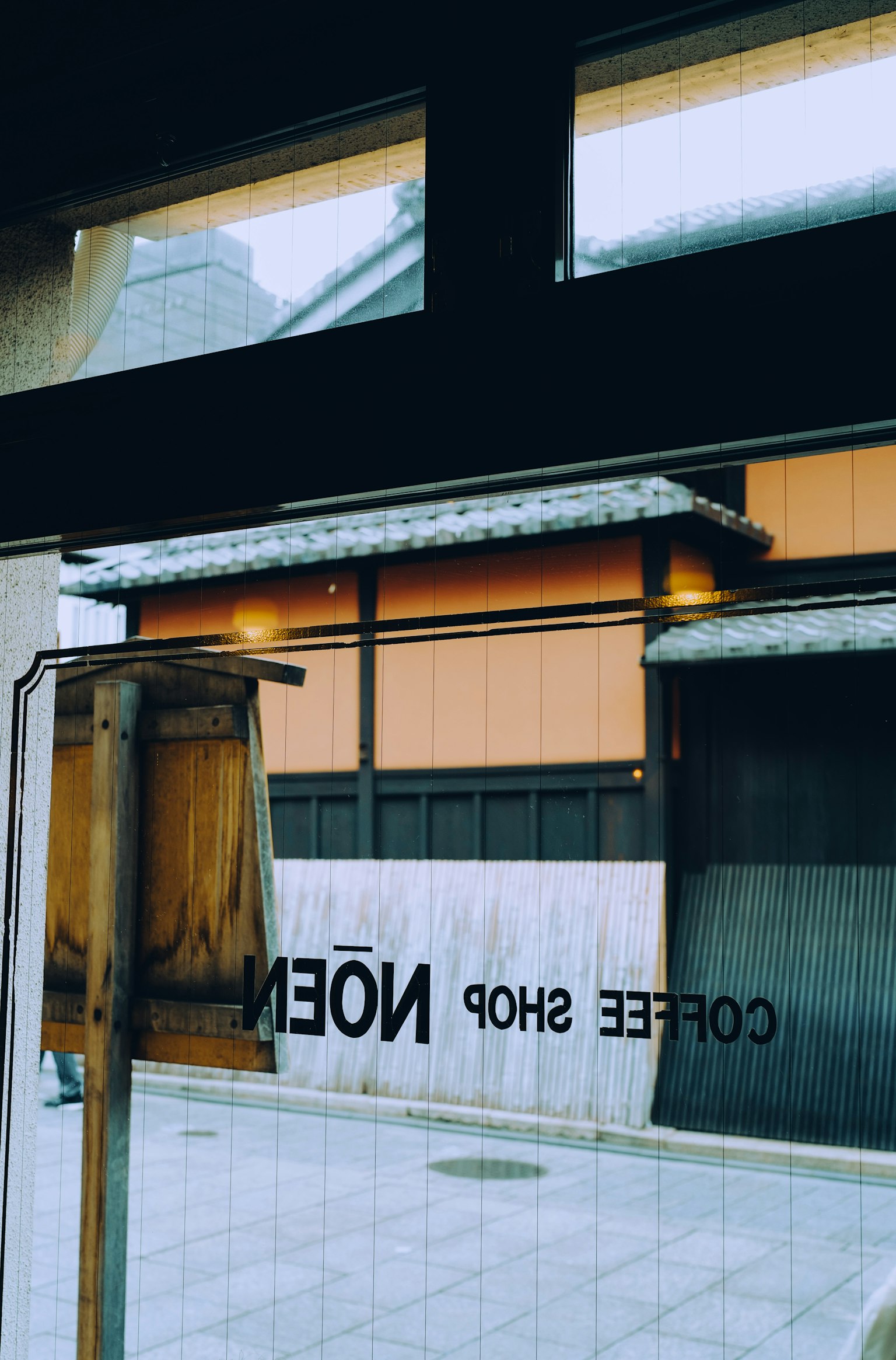 咖啡店窗户外的传统日本建筑