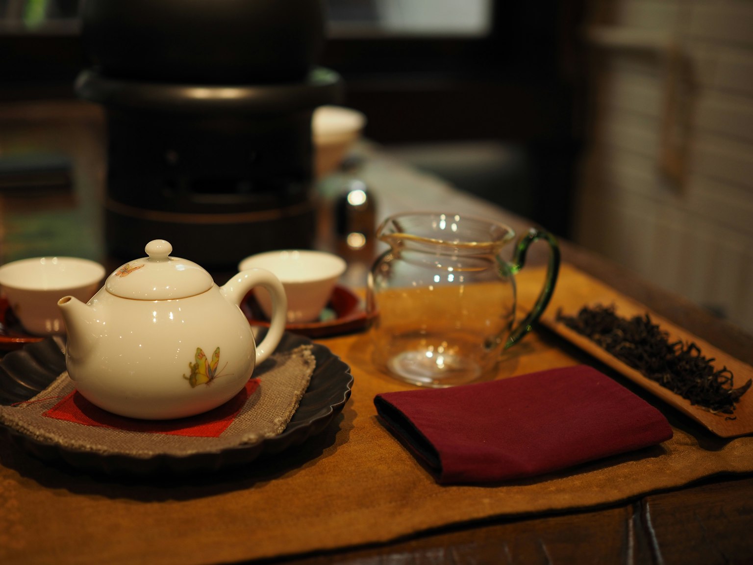 茶具和茶叶在桌子上的茶壶和杯子