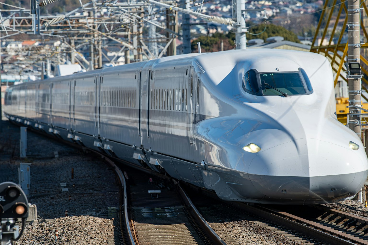 新幹線列車在陽光下行駛在軌道上