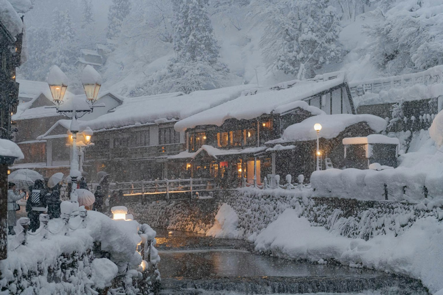Vista escénica de un pueblo termal cubierto de nieve edificios tradicionales y luces suaves