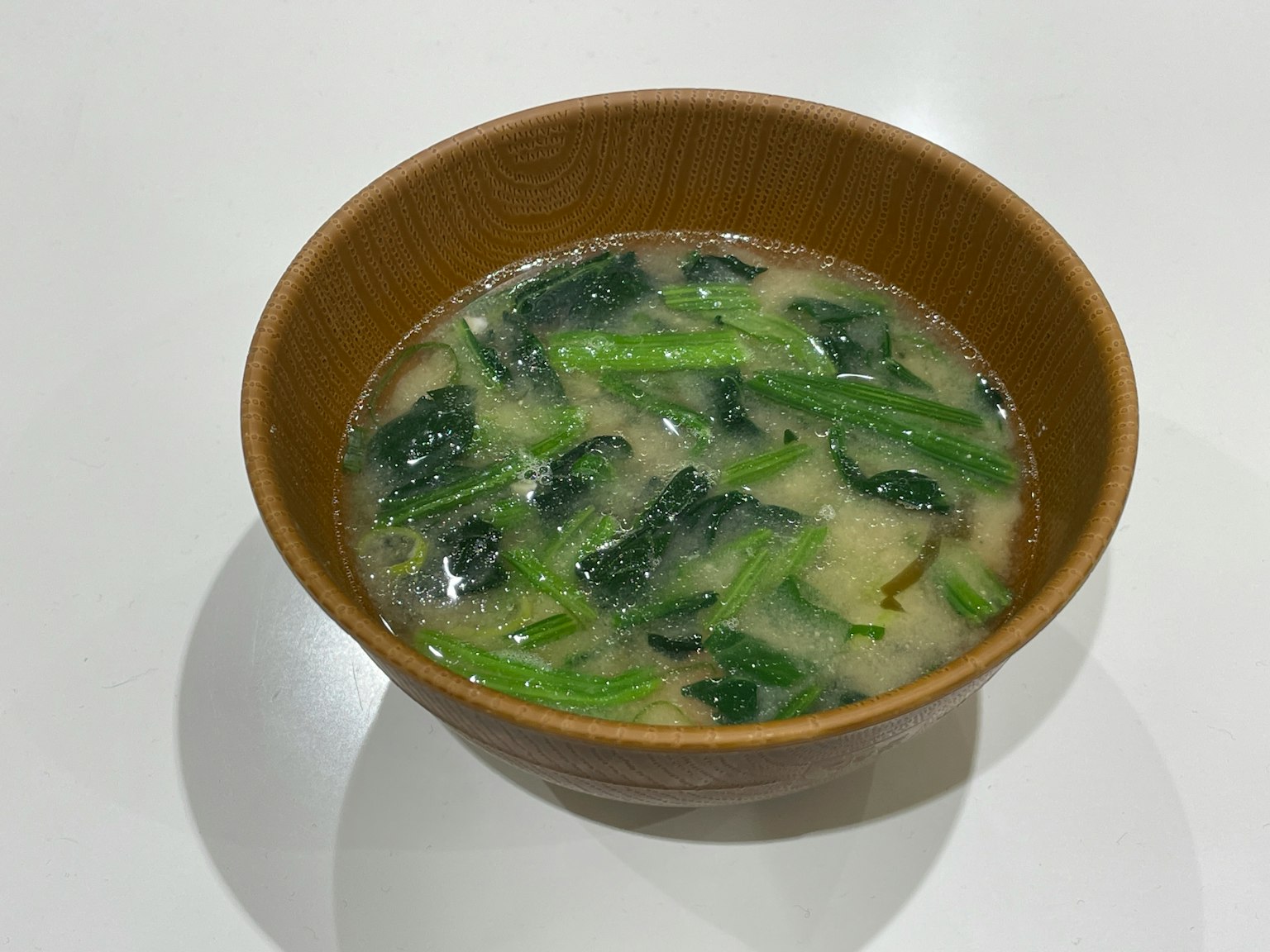 Mangkuk sup dengan sayuran hijau