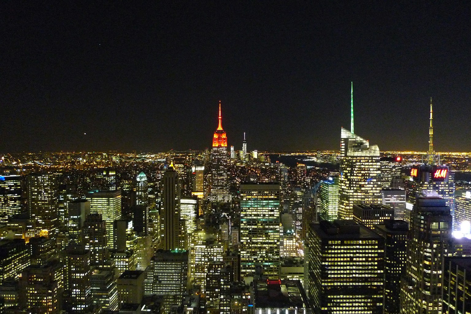 Vue panoramique de New York la nuit avec le sommet orange de l'Empire State Building