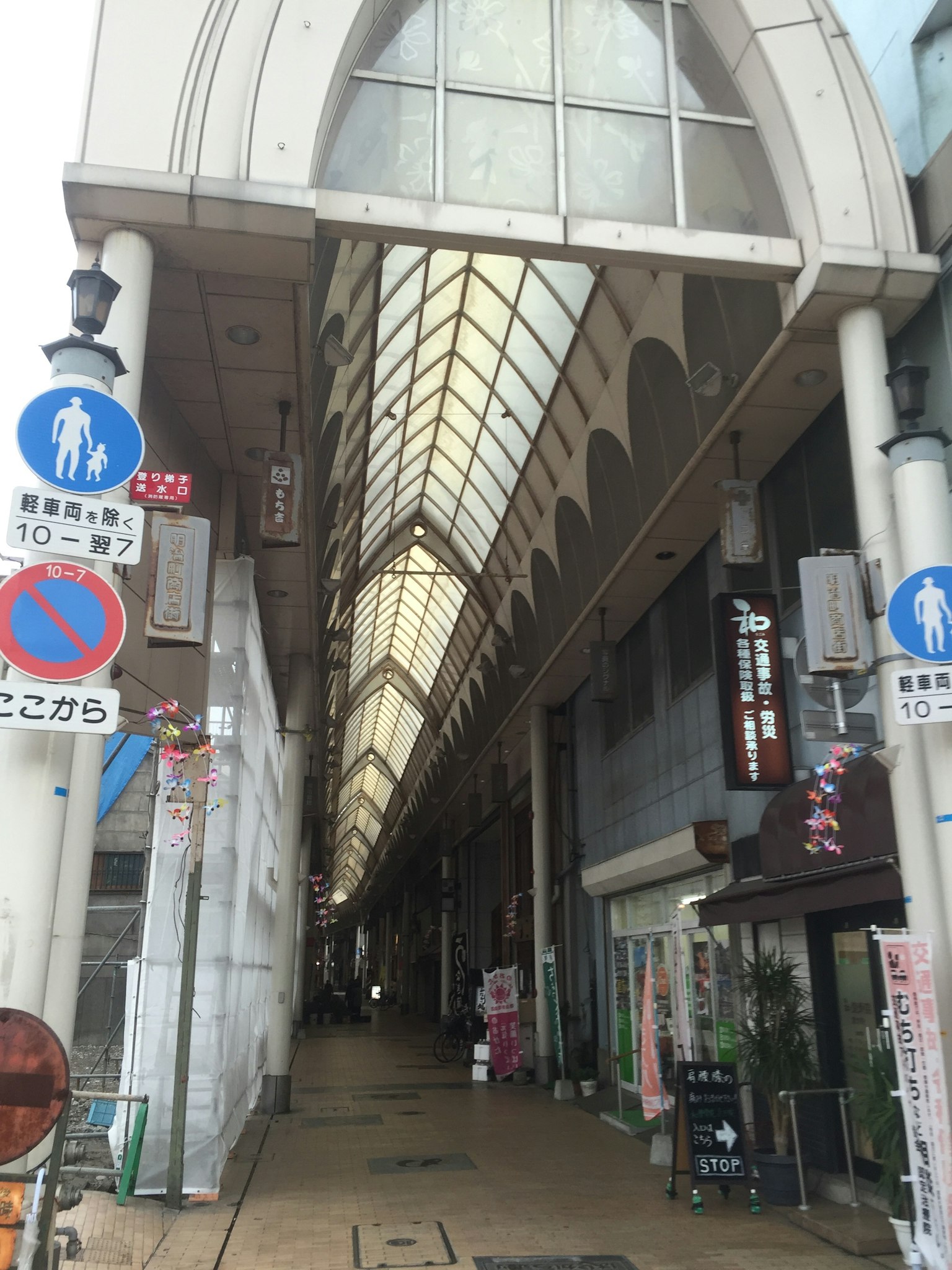 帶玻璃屋頂的購物拱廊街景