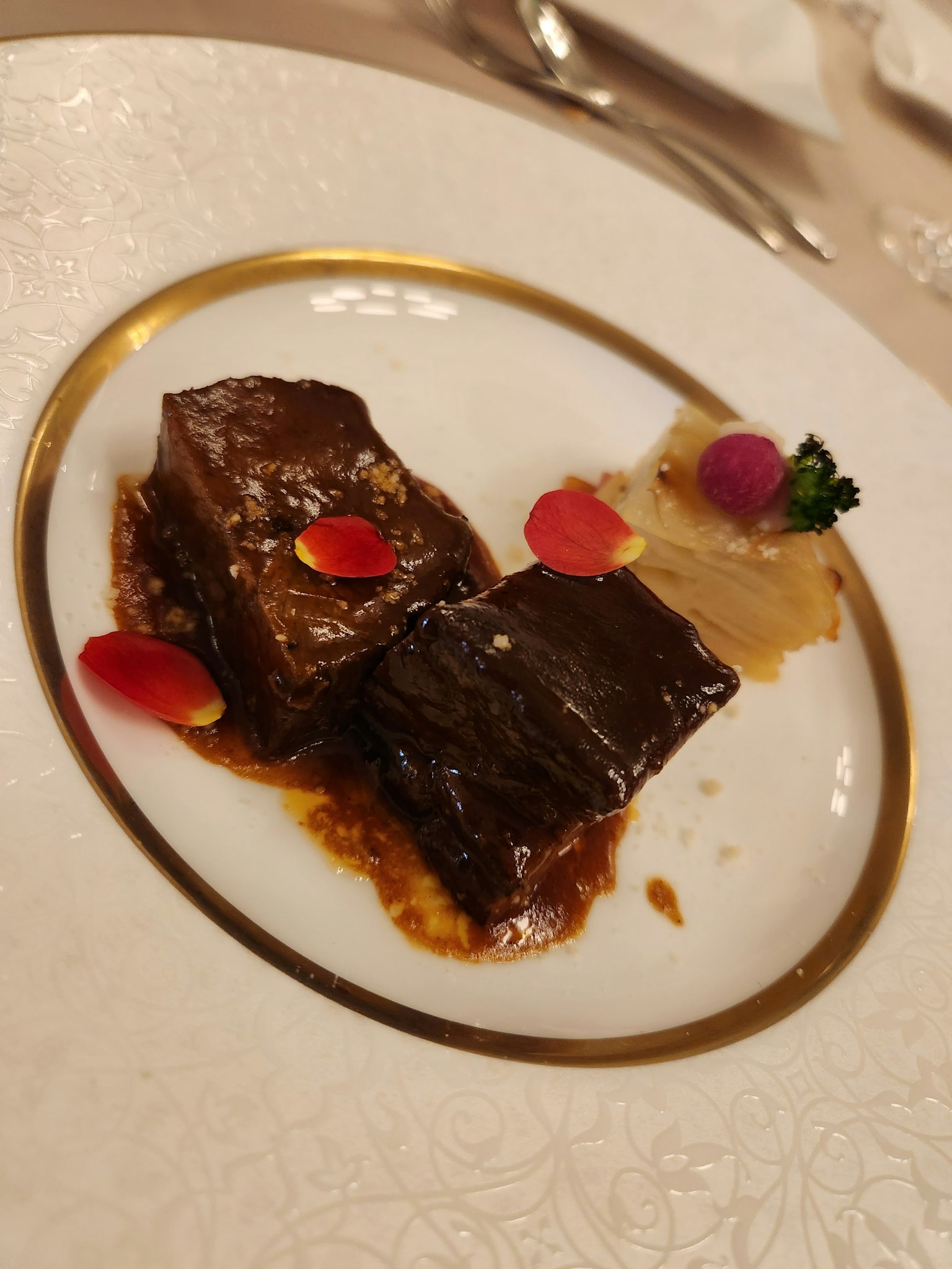 Plato elegante con carne tierna y verduras decorativas