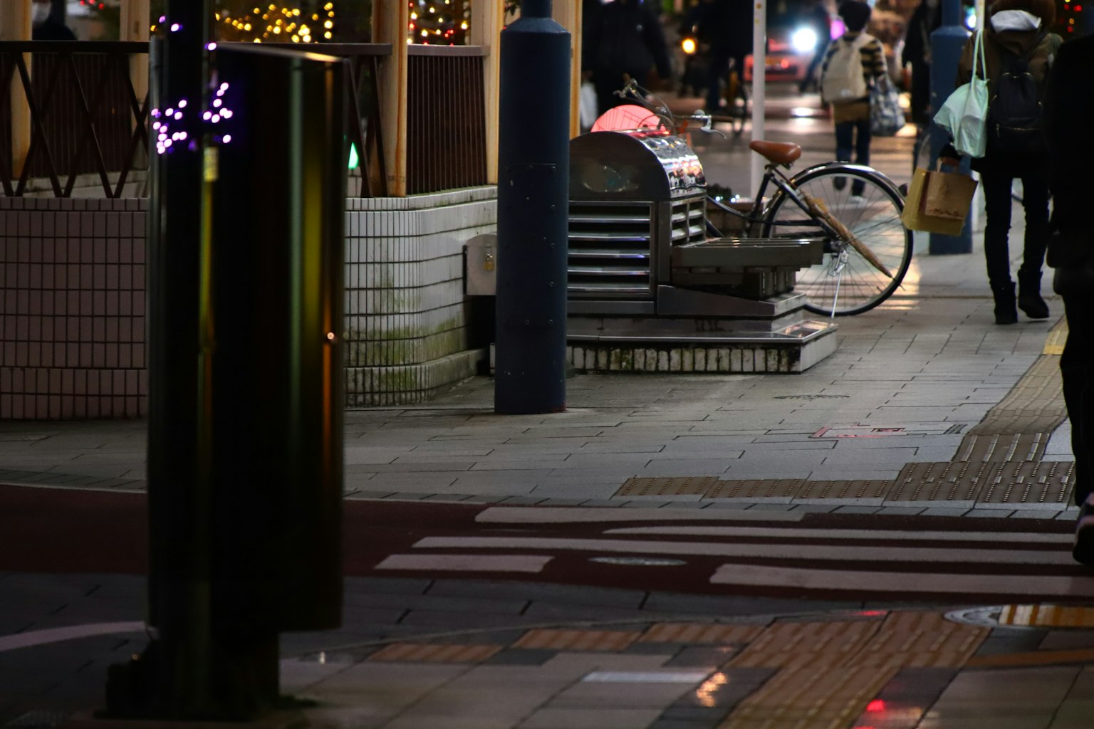 Nächtliche Straßenszene mit einer Bank und einem Fahrrad
